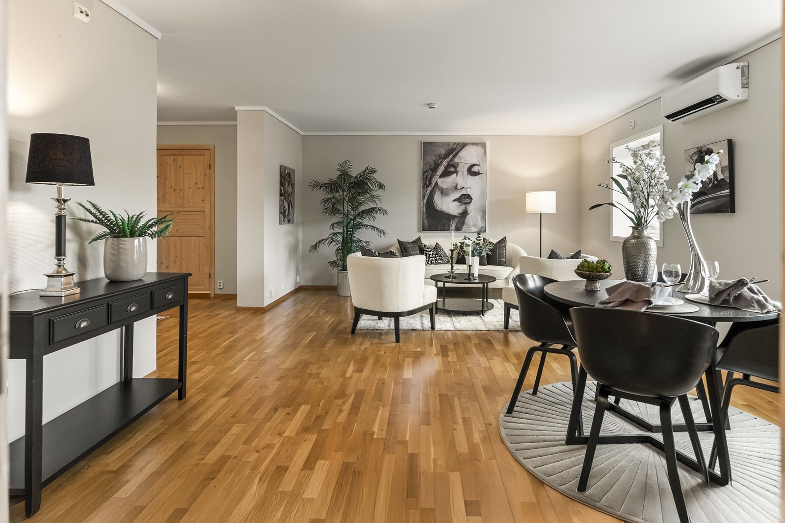 En luft-til-luft varmepumpe fra 2020 sørger for effektiv oppvarming. Galleribilde