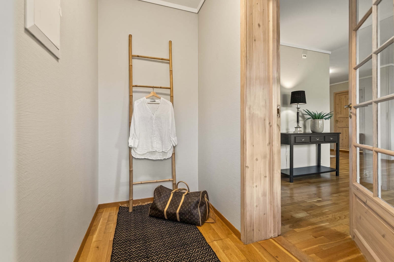 Velkommen inn! Entréen har plass til yttertøy og huser sikringsskapet med moderne automatsikringer. Galleribilde