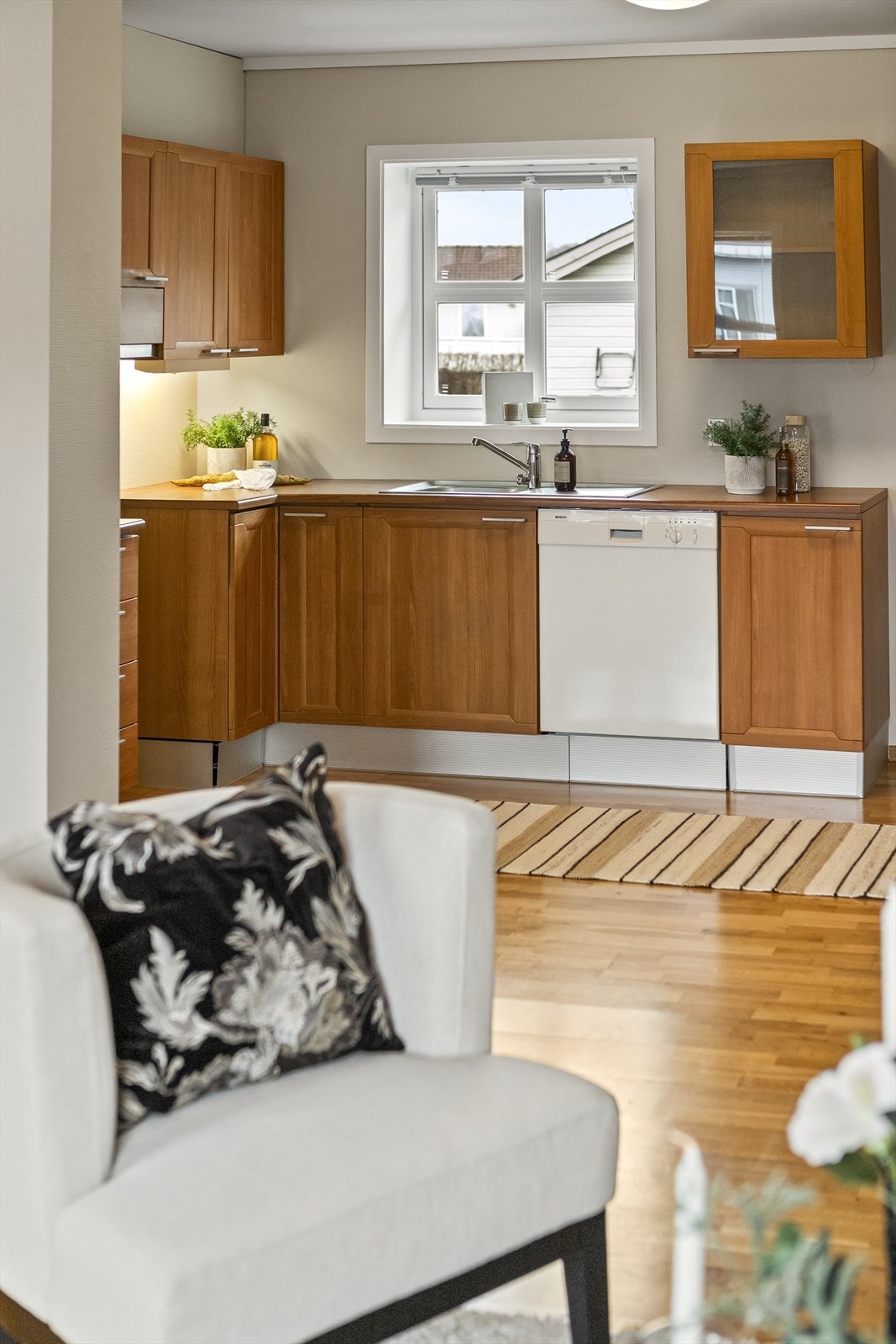 Kjøkkenet er en integrert del av oppholdsrommet. Galleribilde