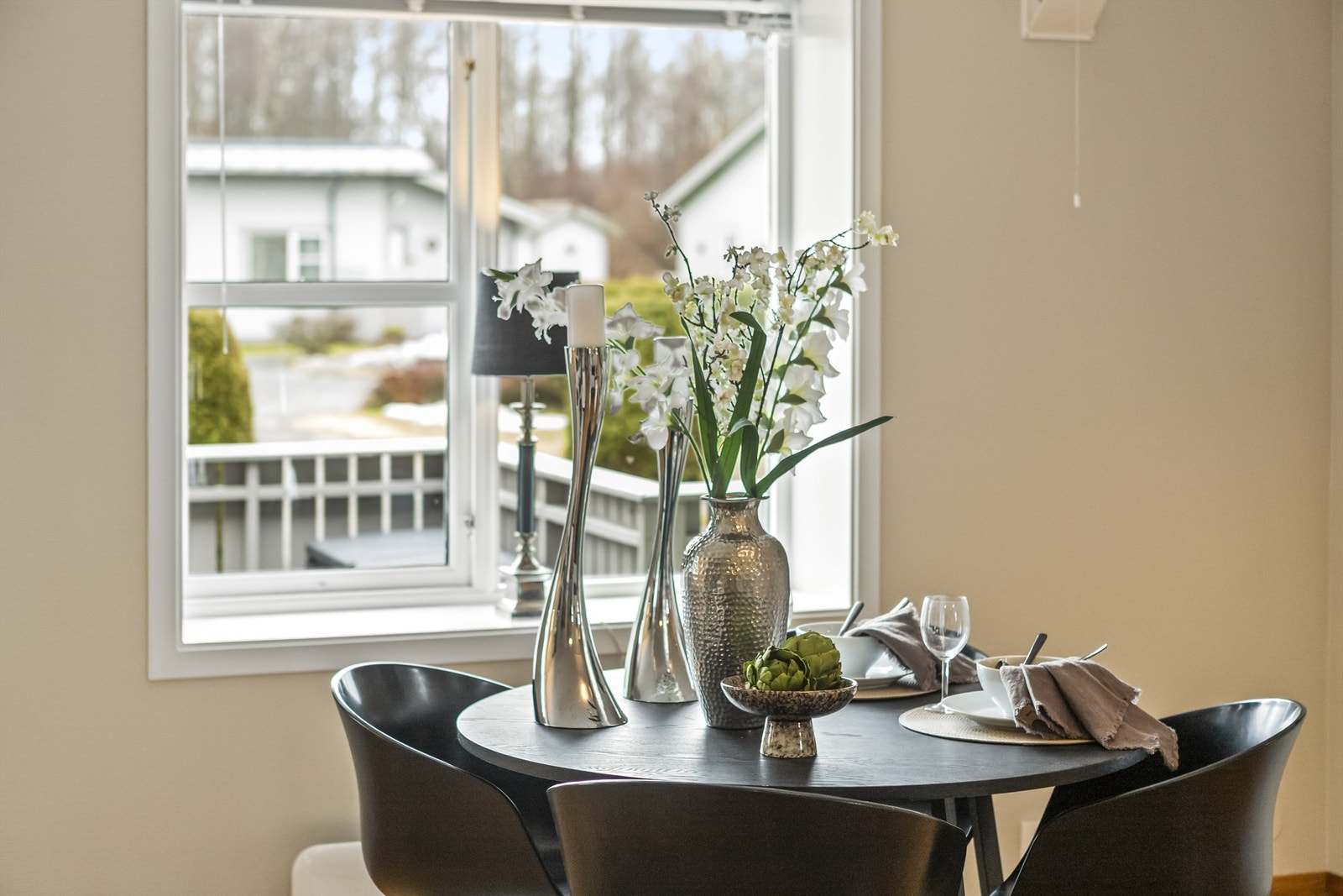 Utsyn fra spisebordet mot terrasse. Galleribilde