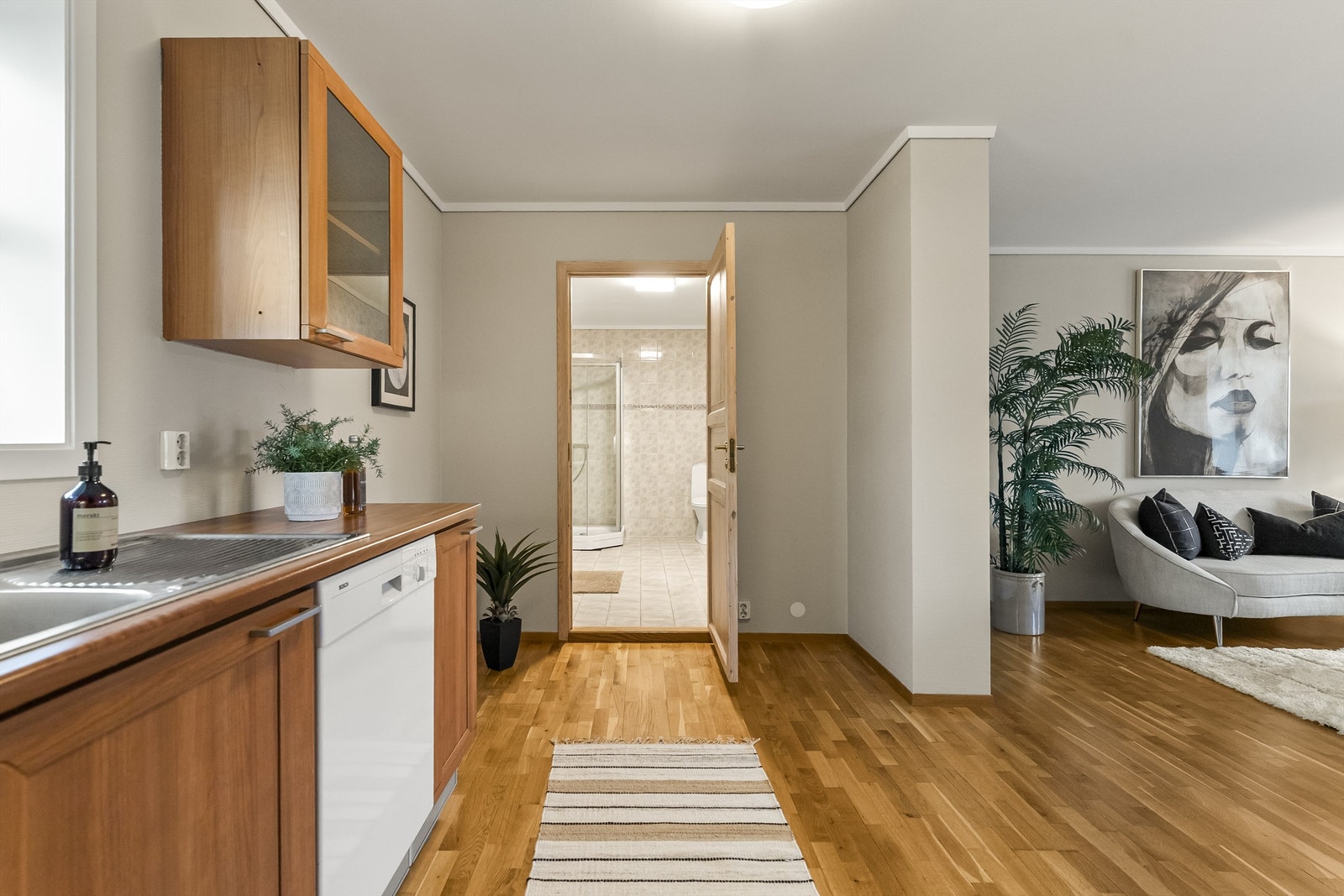 Fra kjøkkenet er det direkte adkomst til badet. Galleribilde