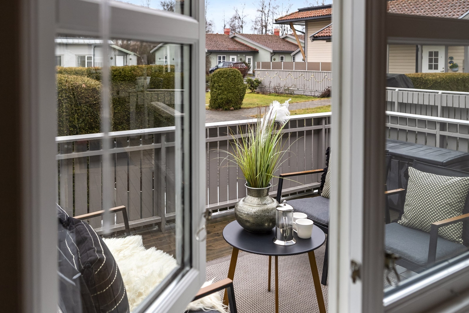 Utsyn fra stuen til terrassen og uteområdet. Galleribilde