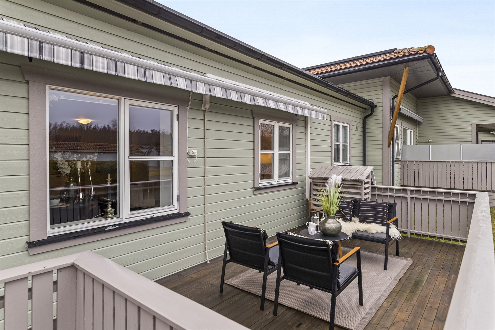 Terrassen er bygget i trykkimpregnert tre og har god plass til utemøbler. Galleribilde