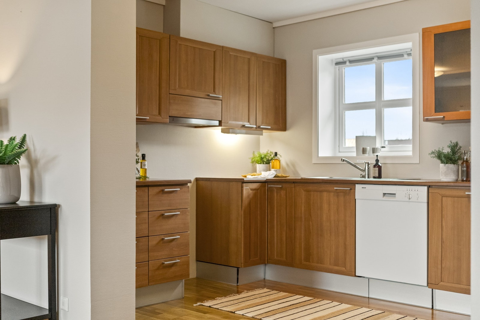 Rommet er utstyrt med kjøkkenventilator med avtrekk ut. Galleribilde