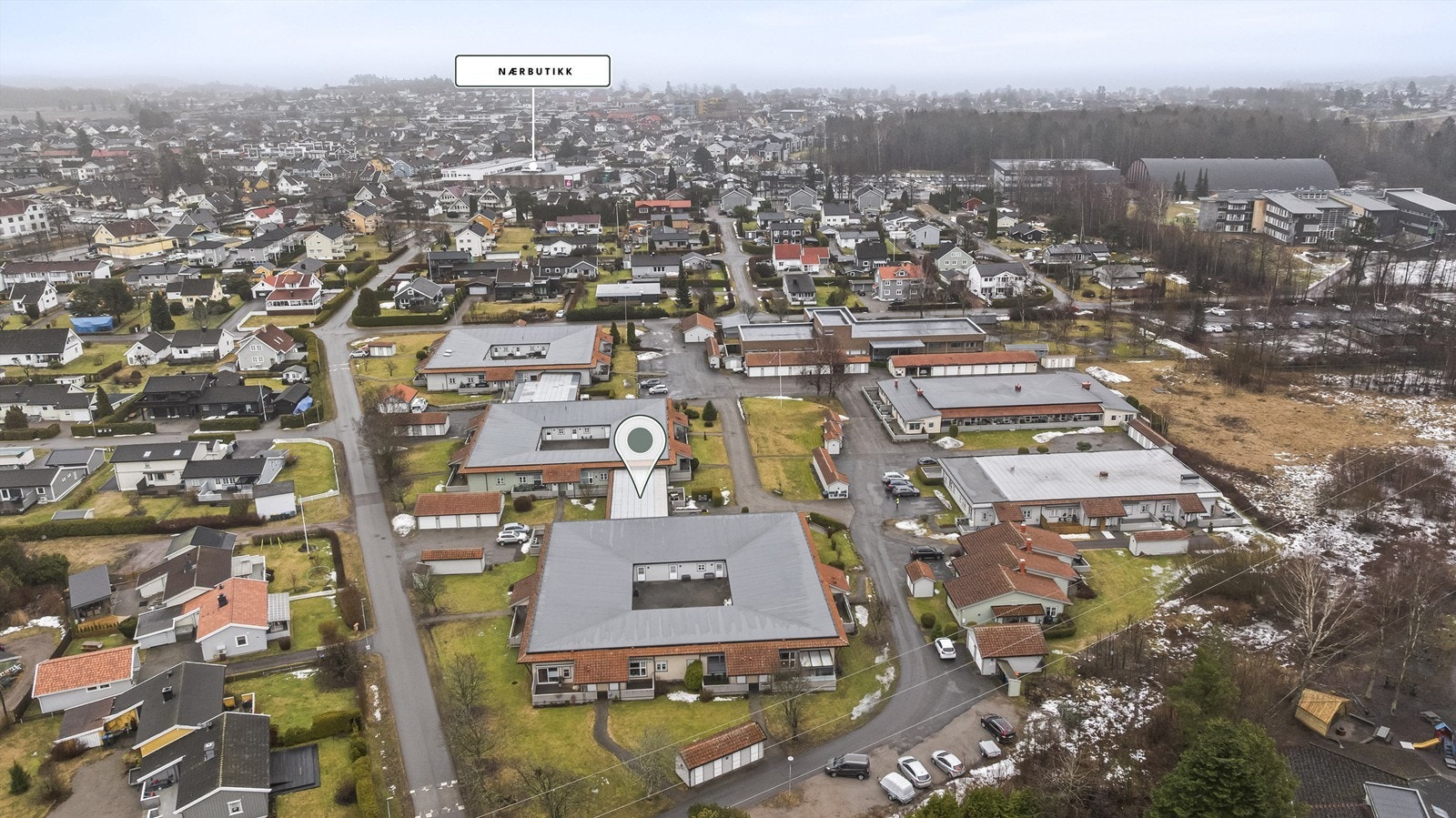 Nærmeste dagligvarebutikker, Meny og Kiwi, ligger kun en 8-minutters spasertur unna. Galleribilde