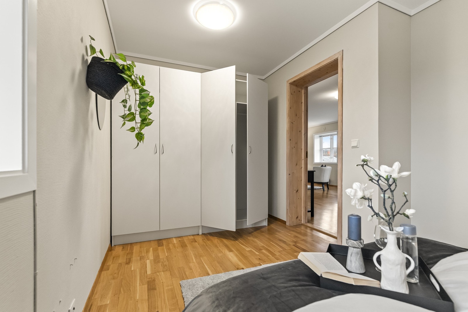 Det er garderobeløsning på soverommet. Galleribilde