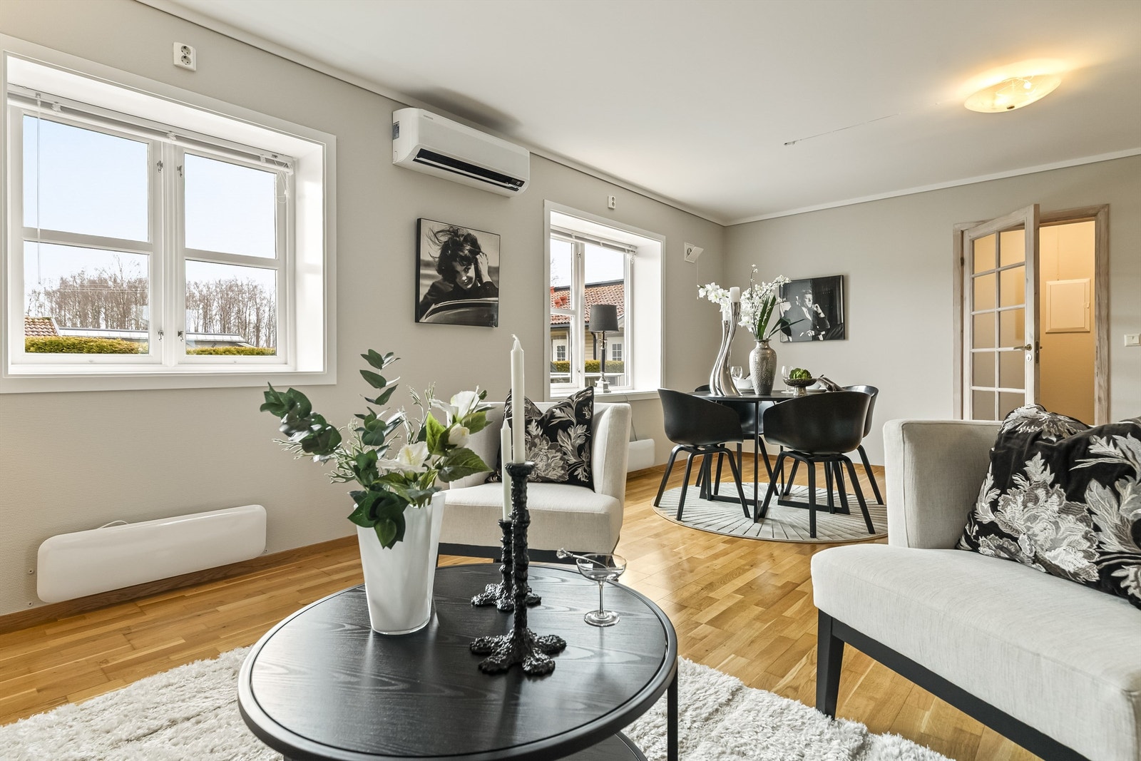 Vinduene i stuen er fra 2000 og har 2-lags glass. Galleribilde