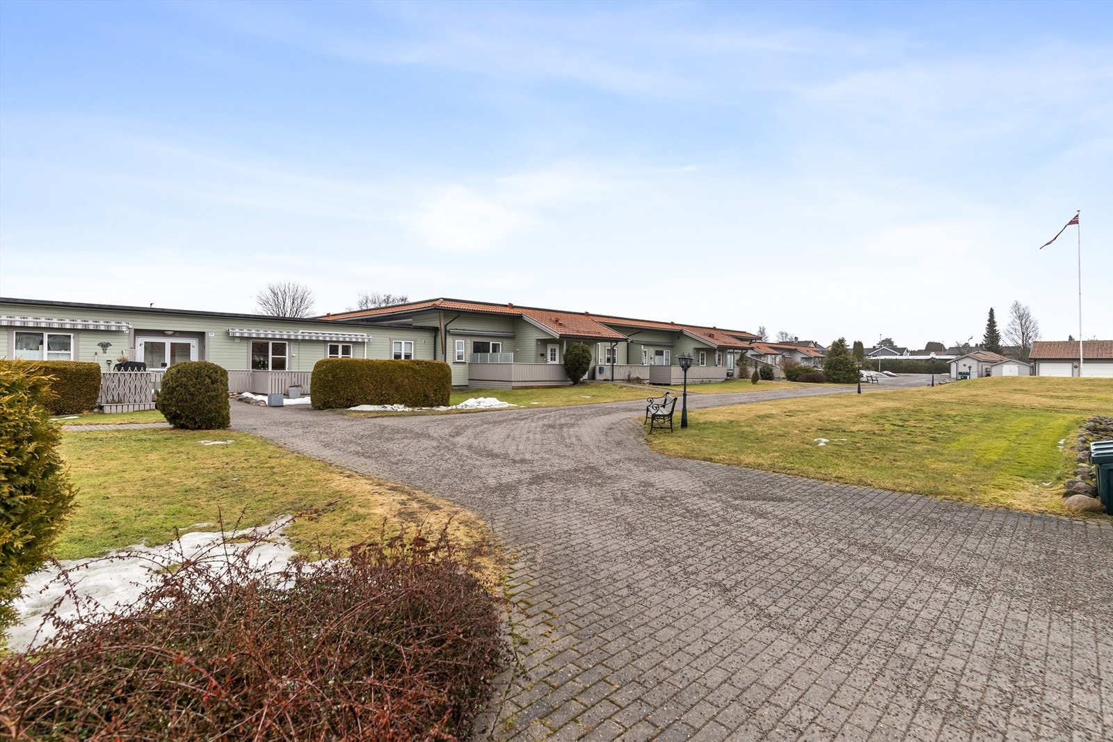 Pent opparbeidede fellesarealer med gangstier og grøntområder. Galleribilde