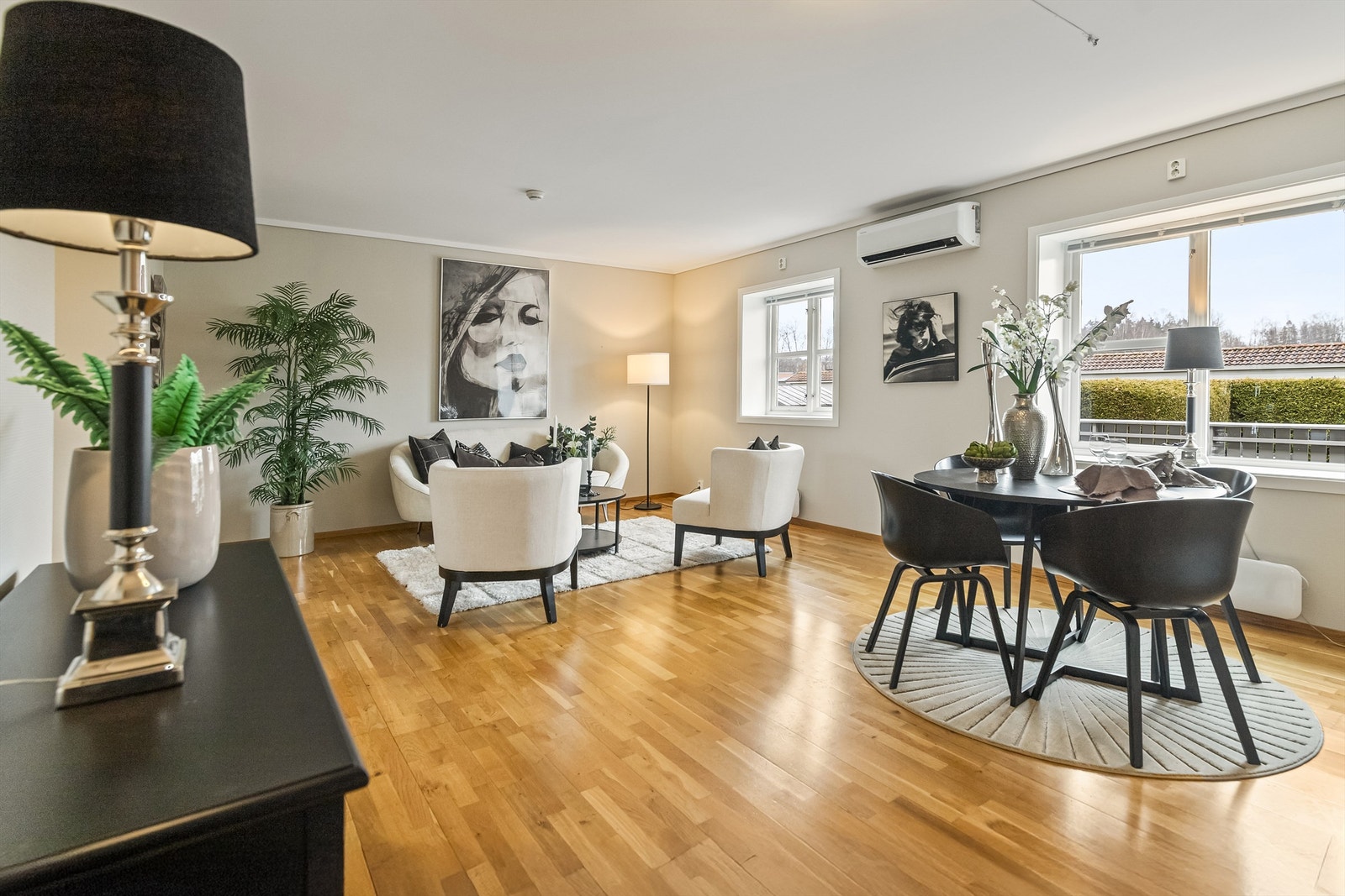 Stuen er romslig og gir fleksibilitet i møbleringen. Galleribilde