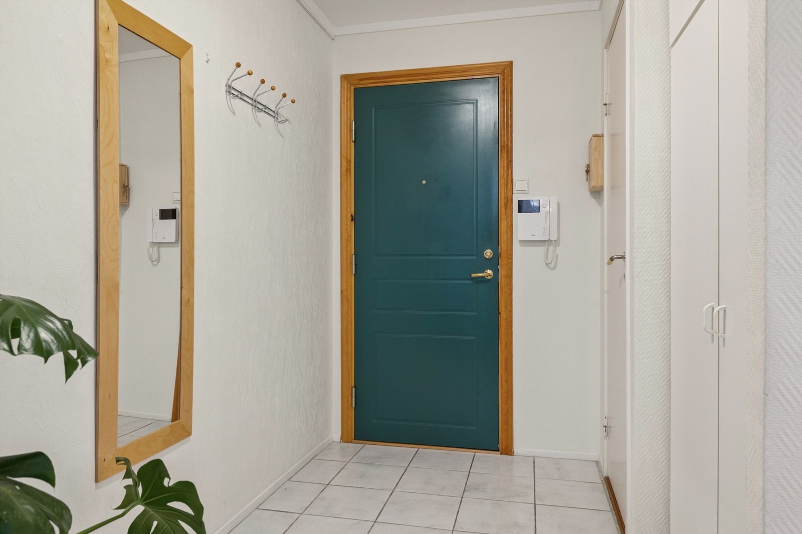 Entréen har dørcalling med døråpner og en brannsertifisert inngangsdør med kikkehull. Galleribilde