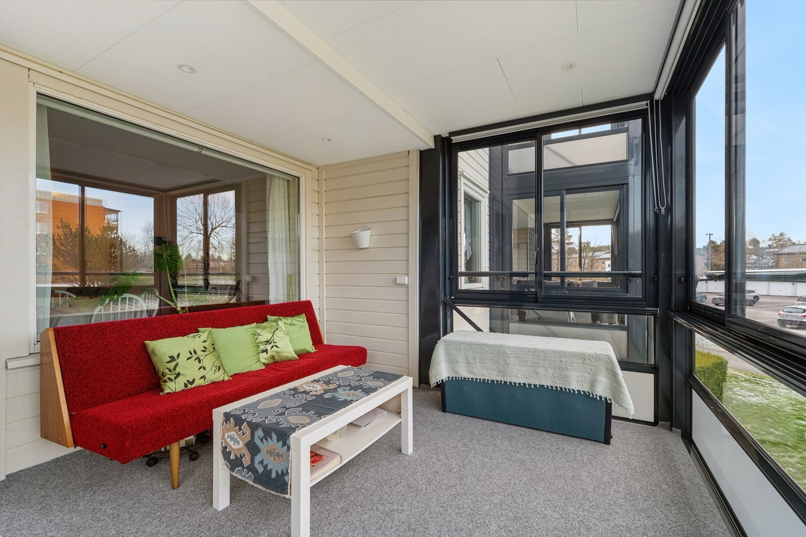 Balkongen har teppebelegg på betongdekke og et rekkverk på 1,2 meter. Galleribilde