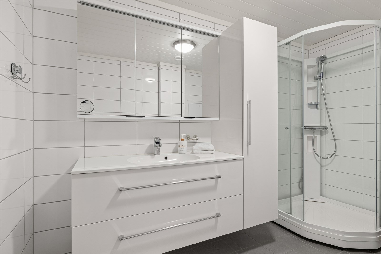 Badet ble rehabilitert av fagfolk i 2017 og har moderne innredning med servantskap og speilskap. Galleribilde