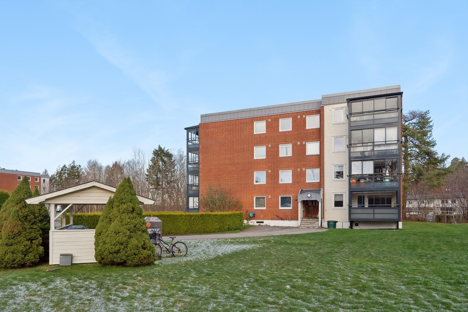 Tomten er opparbeidet med store fellesarealer med pent opparbeidet plen og beplantning. I tillegg er det bygd en fin lekeplass på eiendommen. Galleribilde