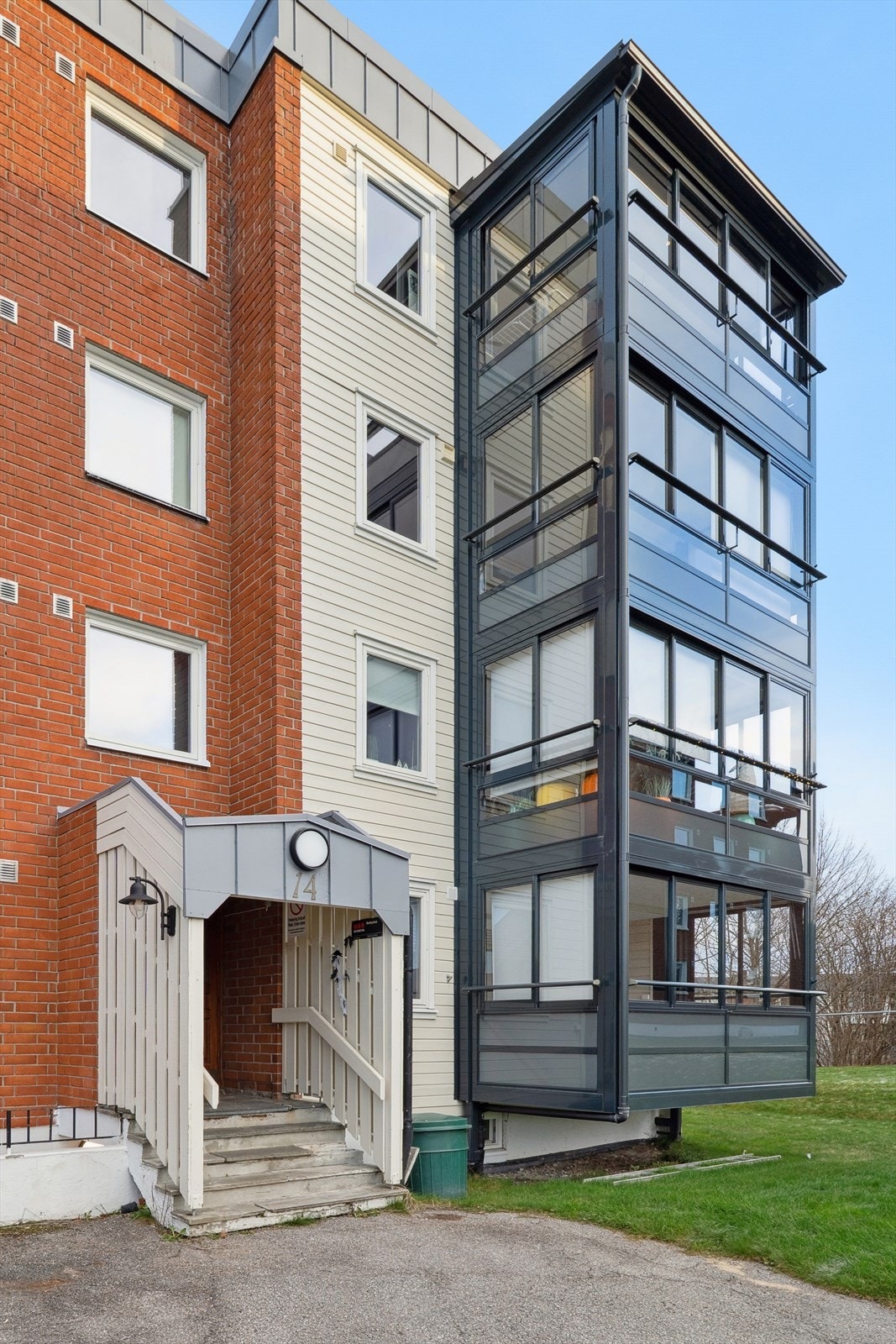 Leiligheten ligger i byggets 2. etasje, med enkel adkomst via felles trappeoppgang. Galleribilde