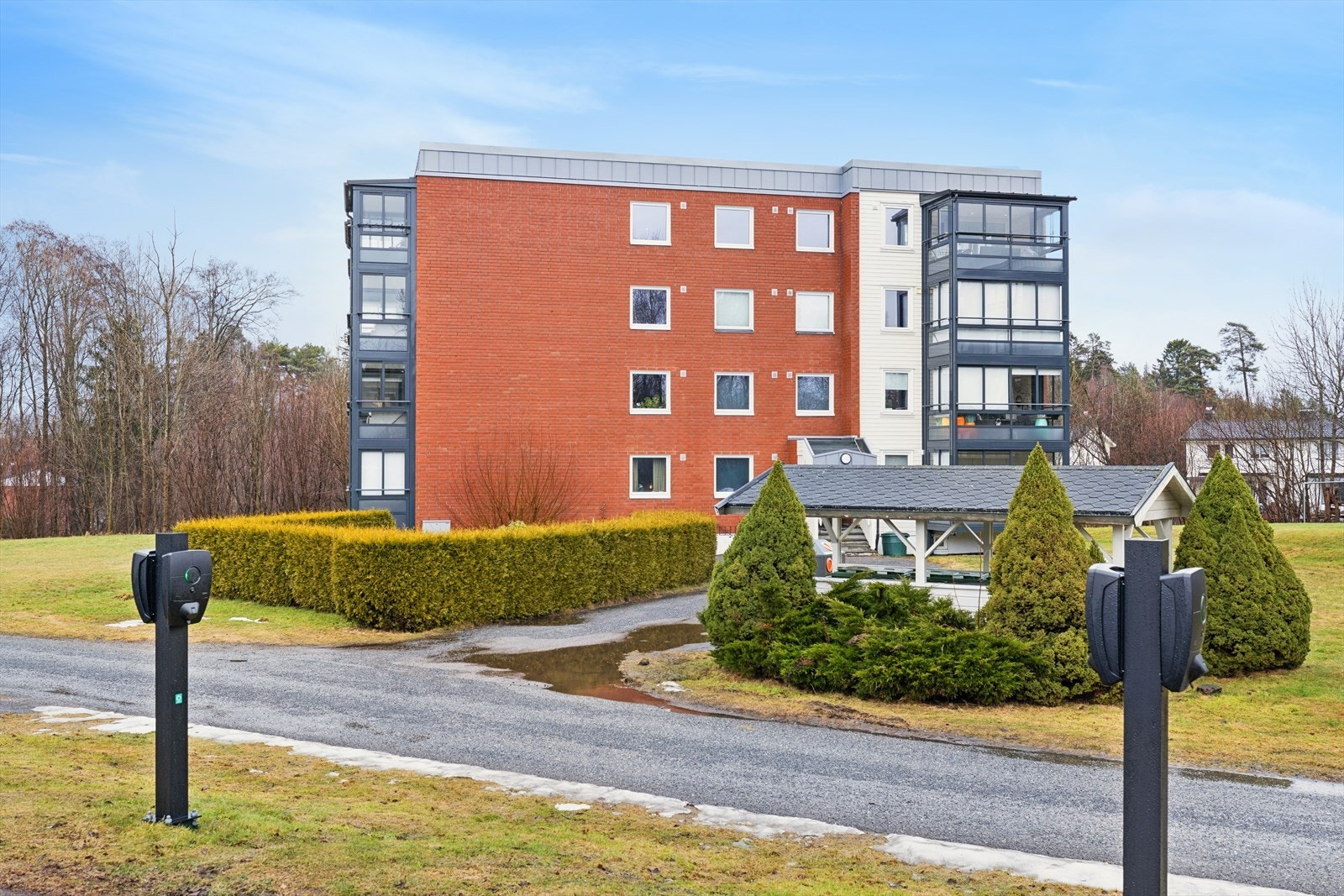 Borettslaget har felles parkeringsplass med tilgjengelige ladepunkter for elbil. Galleribilde