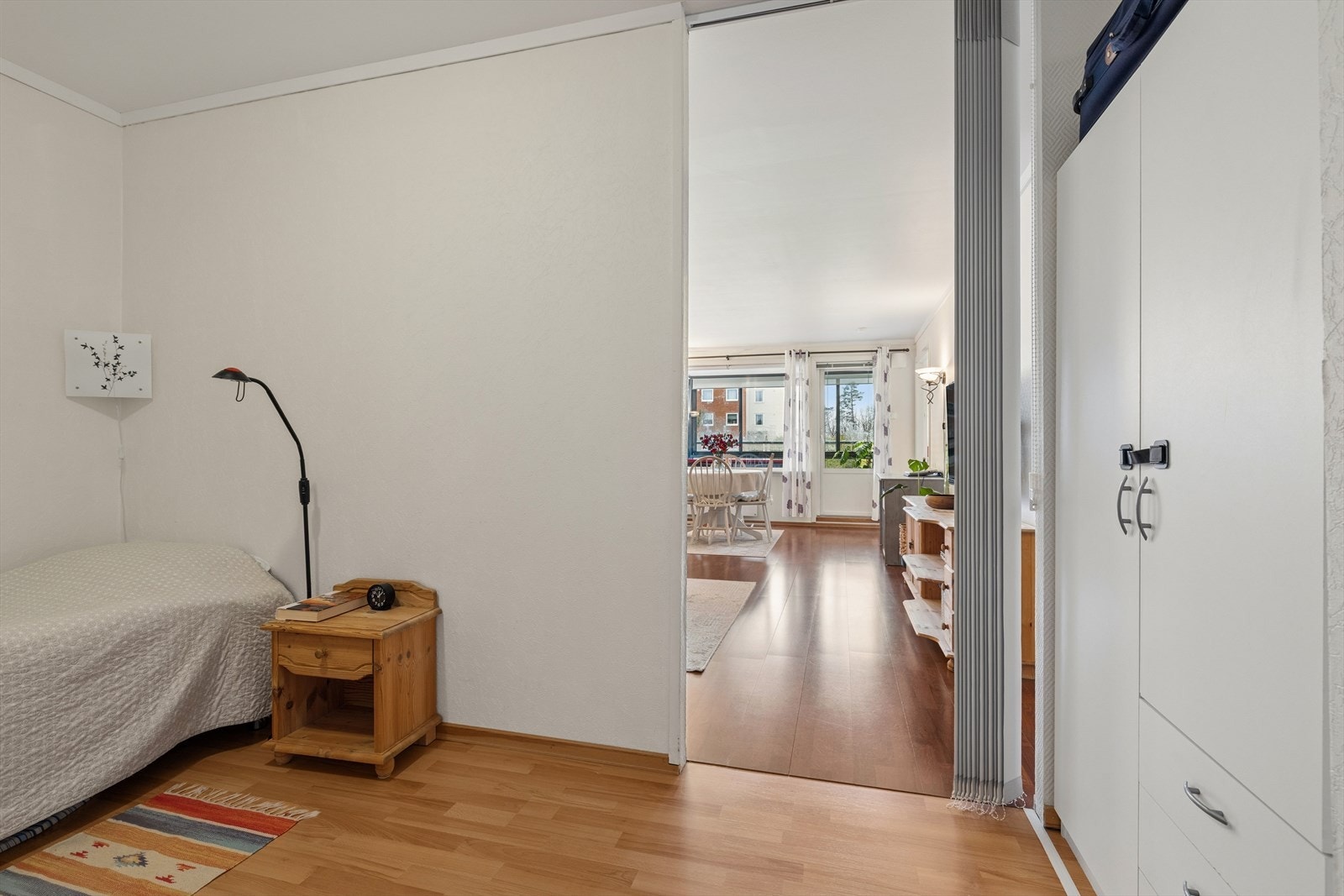 Medfølgende garderobeskap gir god oppbevaringsplass i tilknytning til sovealkoven. Galleribilde