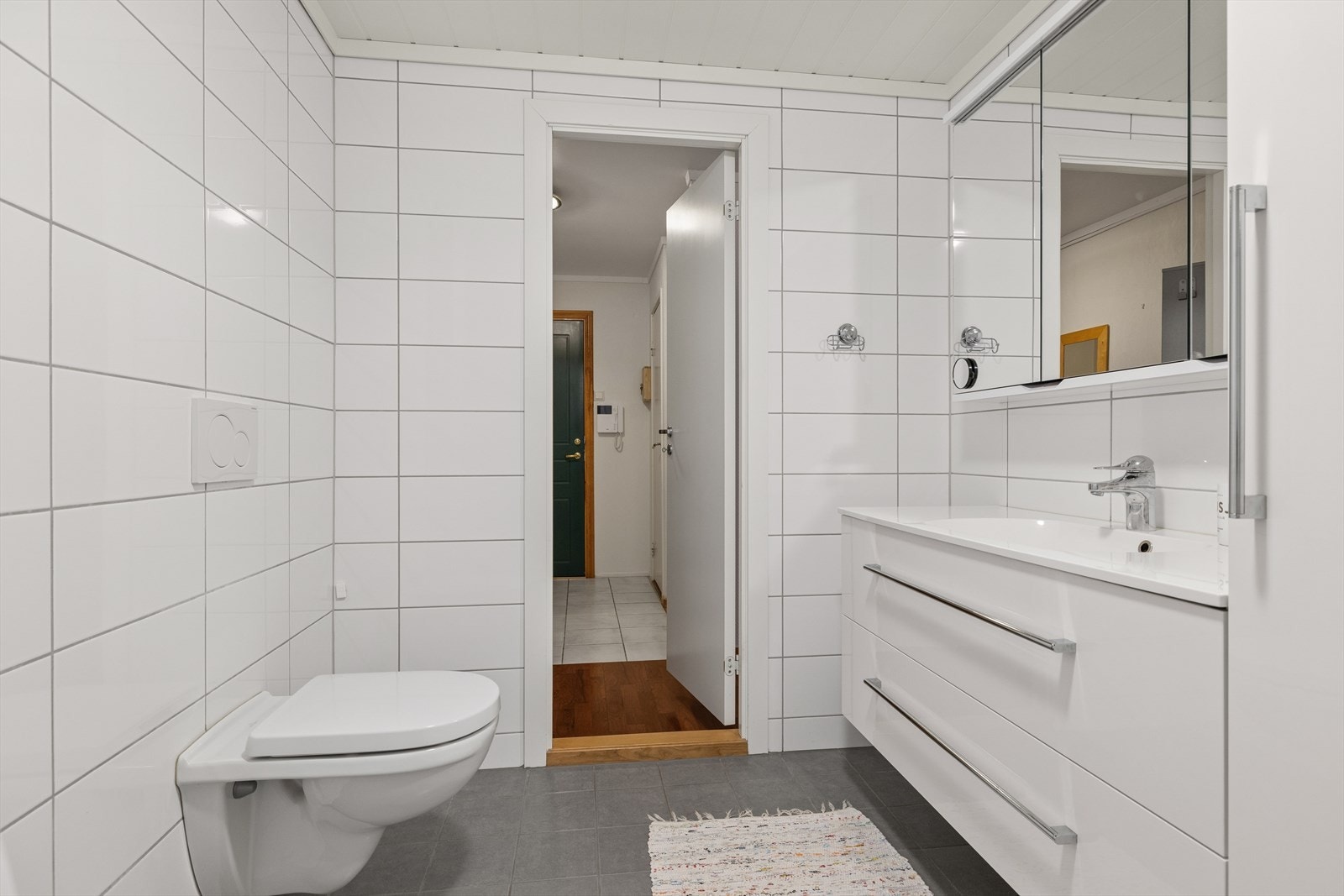 Badet har rør-i-rør-system og en varmtvannstank på 112 liter, begge installert i 2017. Galleribilde