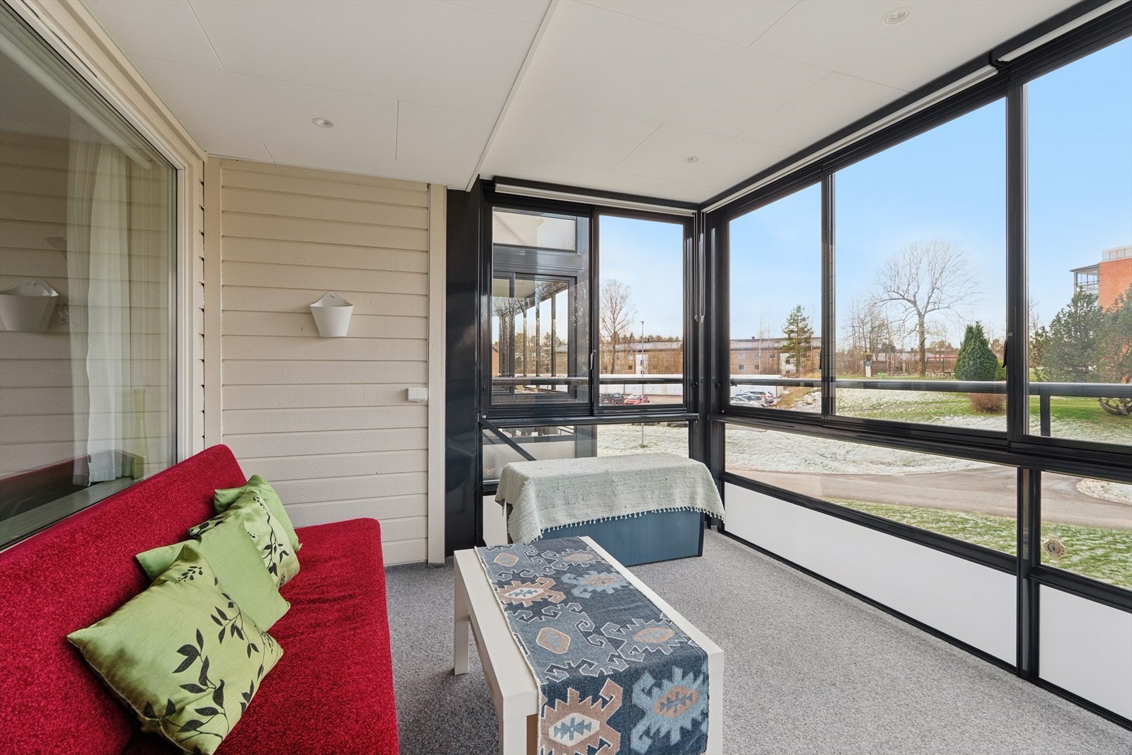 Den innglassede balkongen på 11 m² ble etablert i 2022 og fungerer som en forlengelse av stuen. Galleribilde