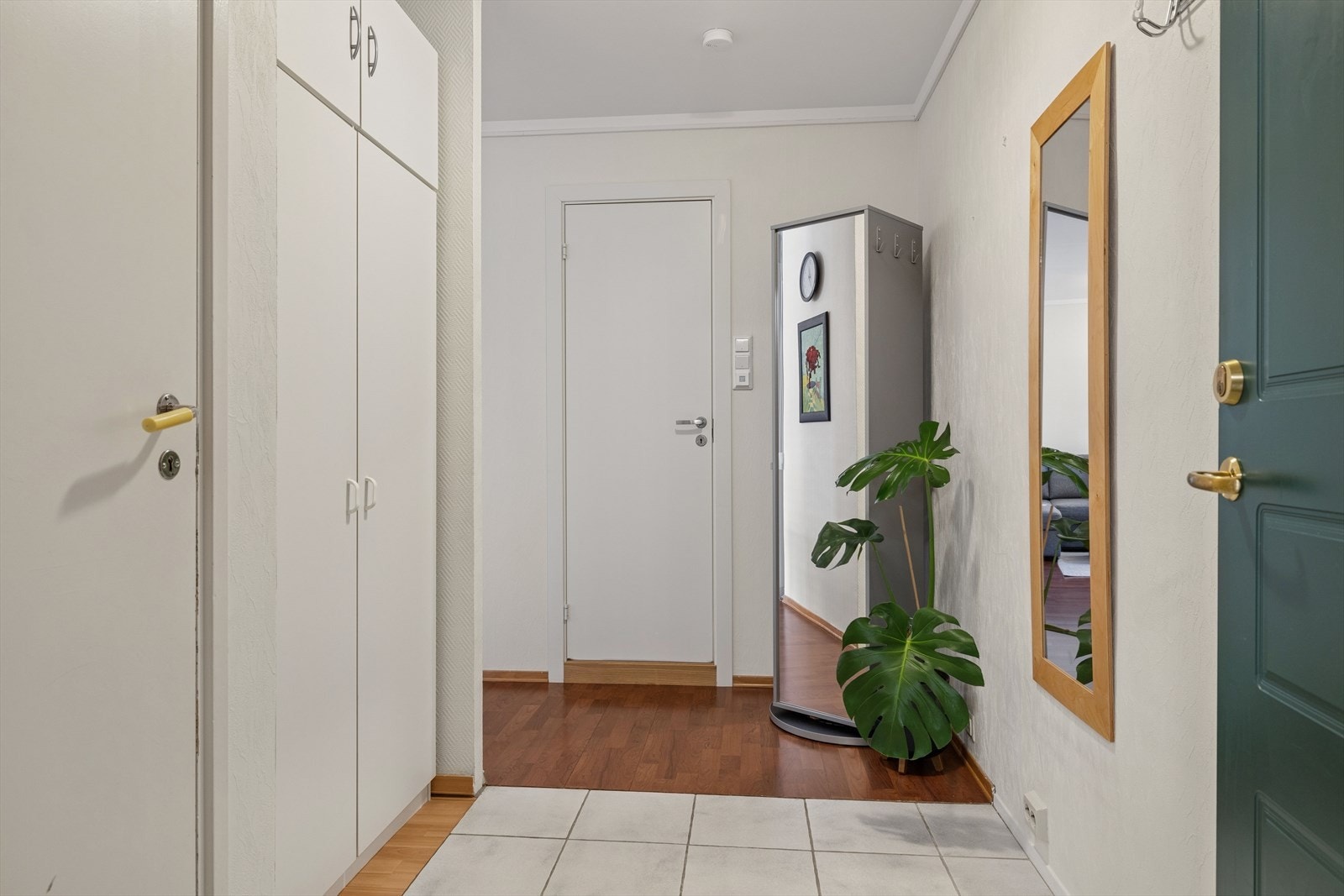 Romslig entré med god plass til oppbevaring i garderobeskap. Galleribilde