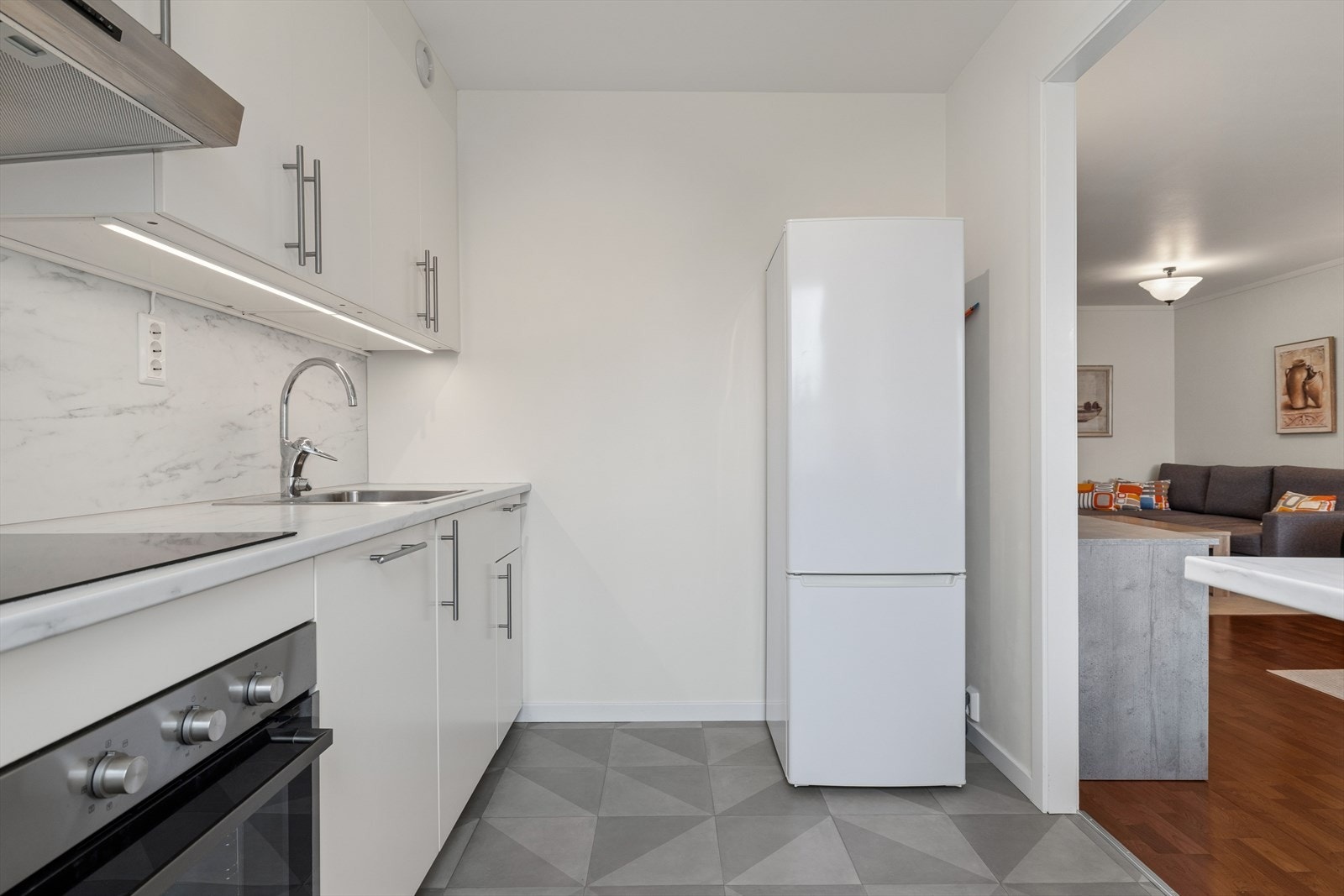 Kjøkkenet er utstyrt med mekanisk avtrekkshette og lekkasjestopper. Galleribilde