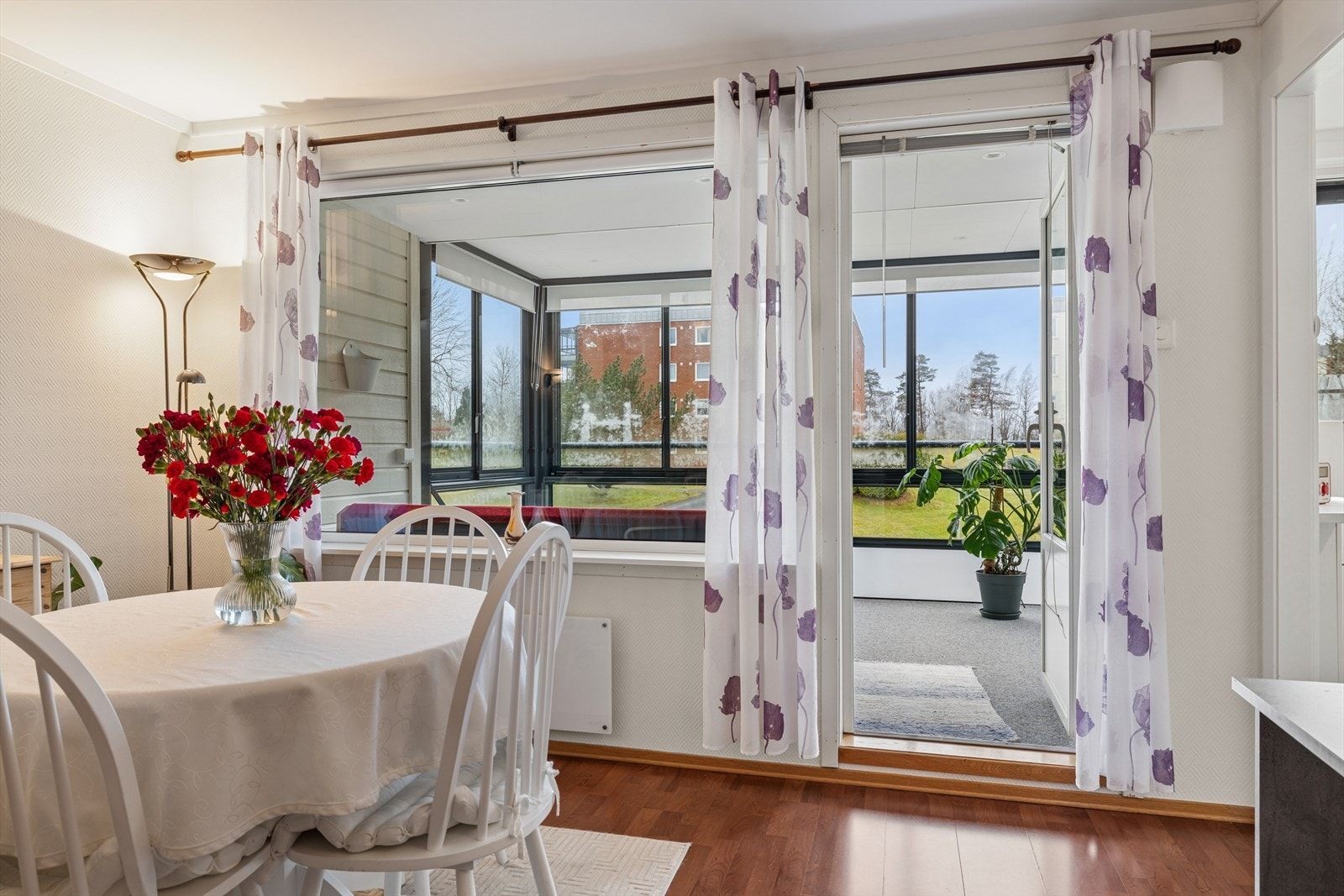 Fra stuen er det direkte utgang til den innglassede balkongen gjennom en verandadør med isolerglass fra 2011. Galleribilde