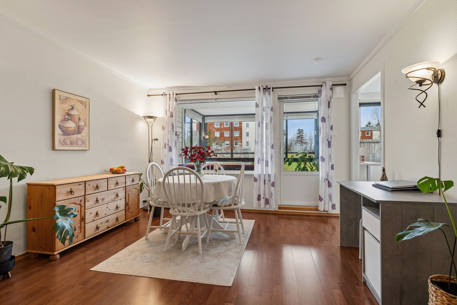 Vinduene i leiligheten er fra 2014 og slipper inn godt med naturlig lys. Galleribilde