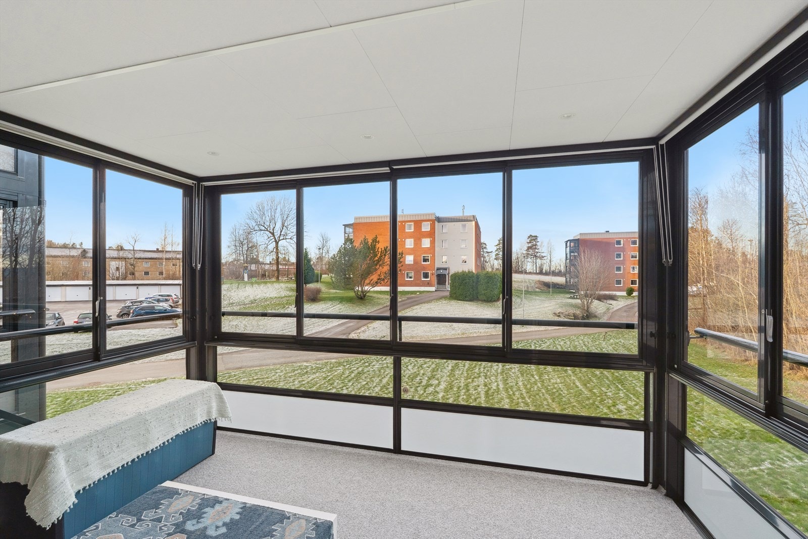 De store glassflatene gir godt utsyn over fellesområdene. Galleribilde