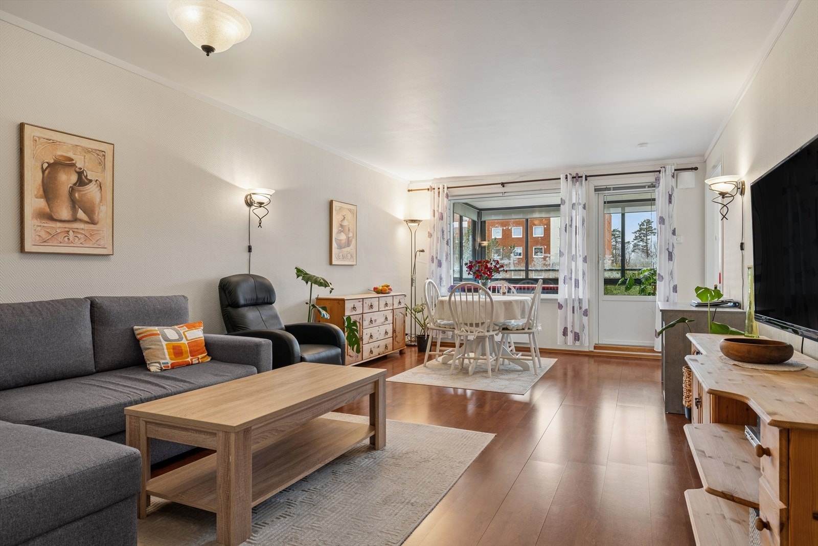 Lys stue med god plass til både sofagruppe og spisebord. Galleribilde