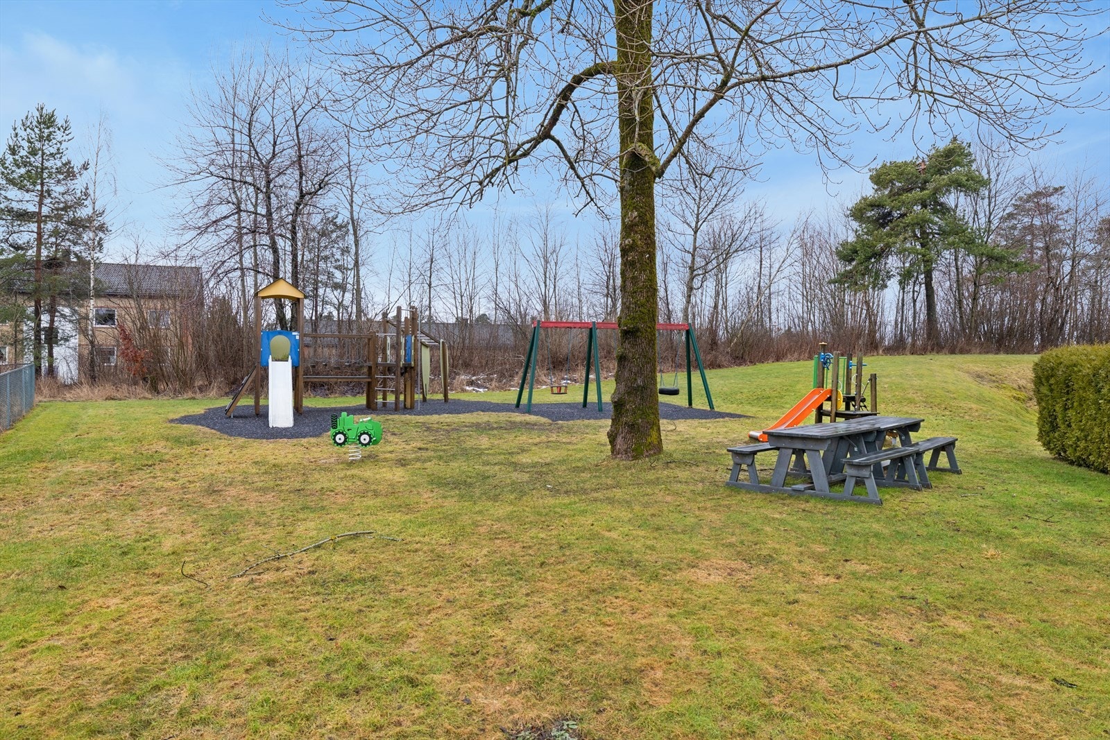 I nærområdet finner du fritidstilbud som lekeplass, svømmehall, fotballbane og turstier i Urædd-løypa. Galleribilde