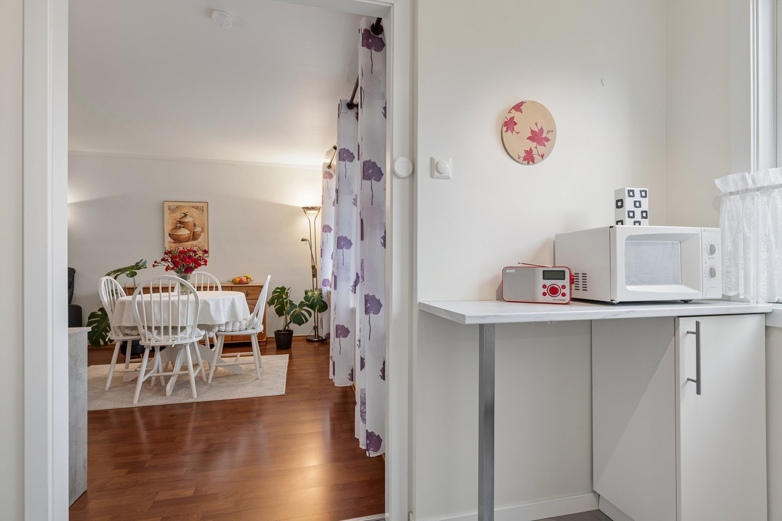 Den delvis adskilte kjøkkenløsningen gir en fin balanse mellom åpenhet og definerte soner. Galleribilde