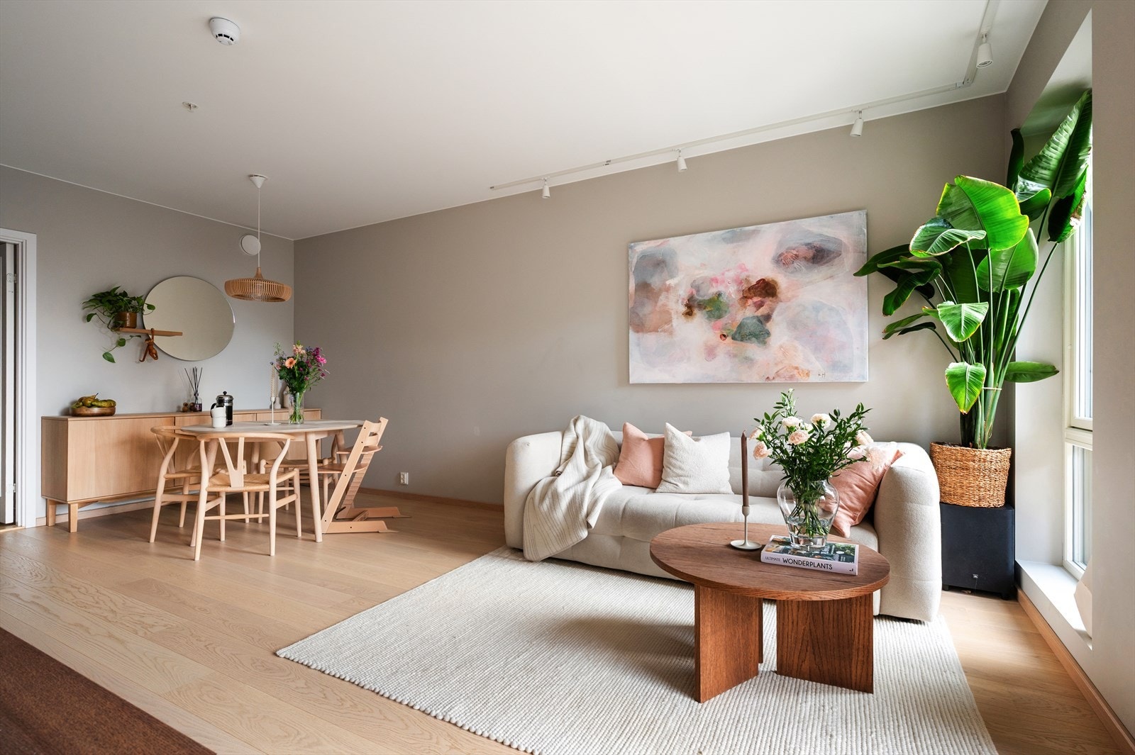 Stuen har en god takhøyde på 2,60 meter, samt store vinduer som gir gode lysinnslipp. Galleribilde