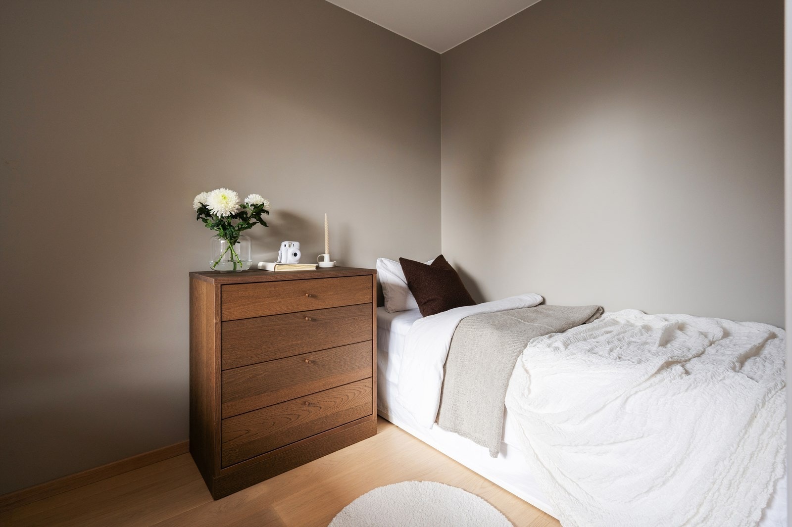 Soverommet med inngang fra stuen med plass til både seng og oppbevaring i kommode. Galleribilde