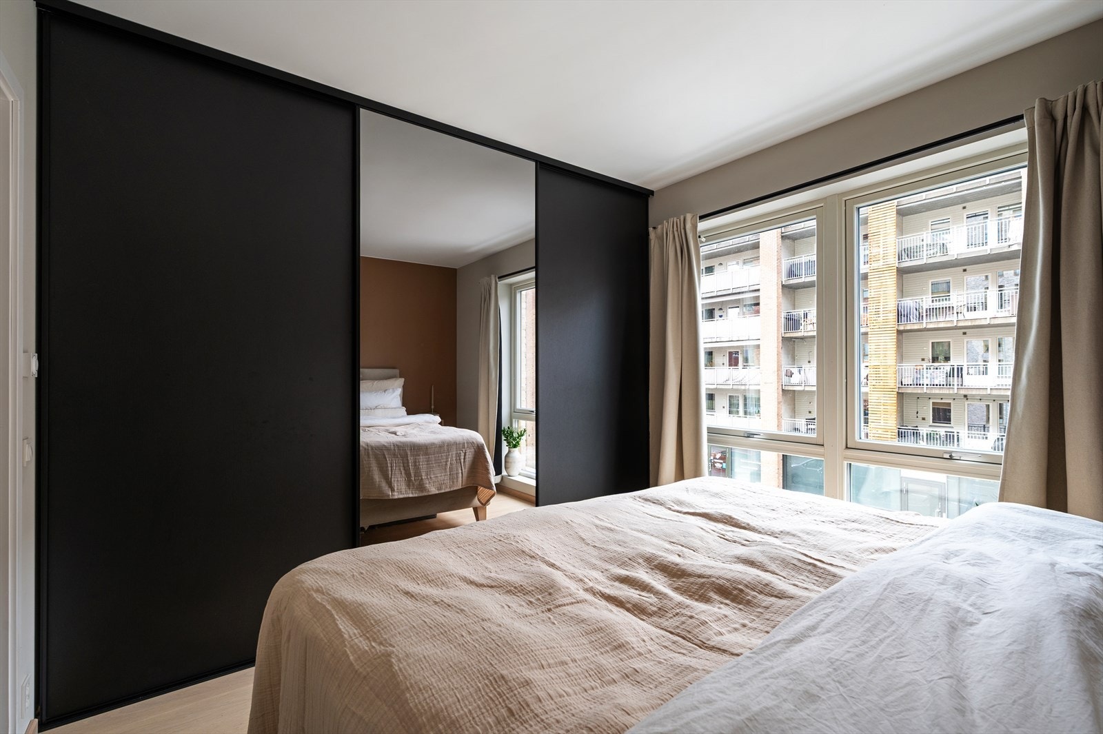 Stor garderobe medfølger og gir godt med oppbevaringsplass. Galleribilde