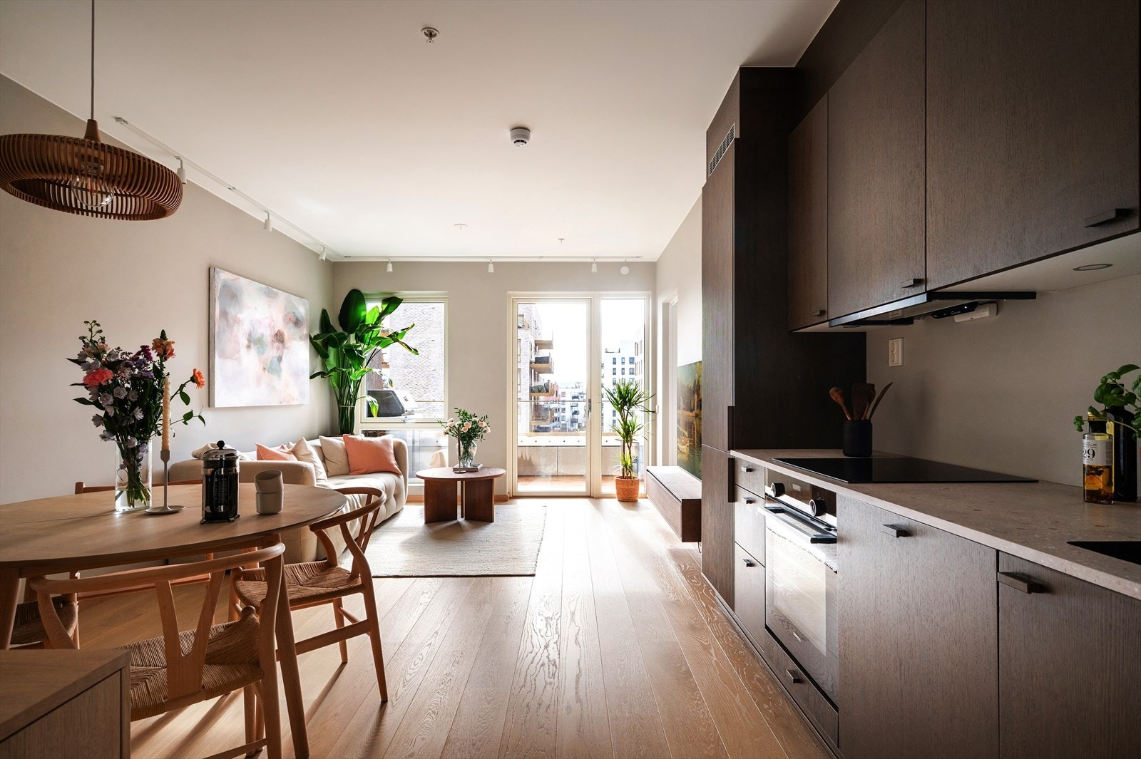 Stue- og kjøkken ligger i åpen løsning og bidrar til en sosial og hyggelig planløsning. Galleribilde