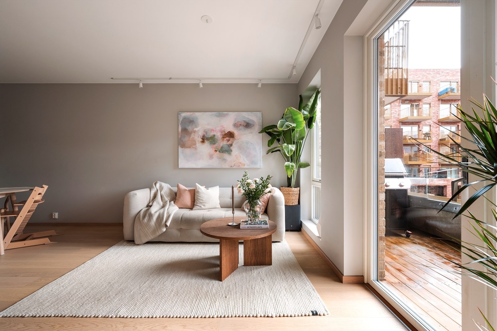 Leiligheten holder en gjennomgående god standard, med gode møbleringsmuligheter. Galleribilde