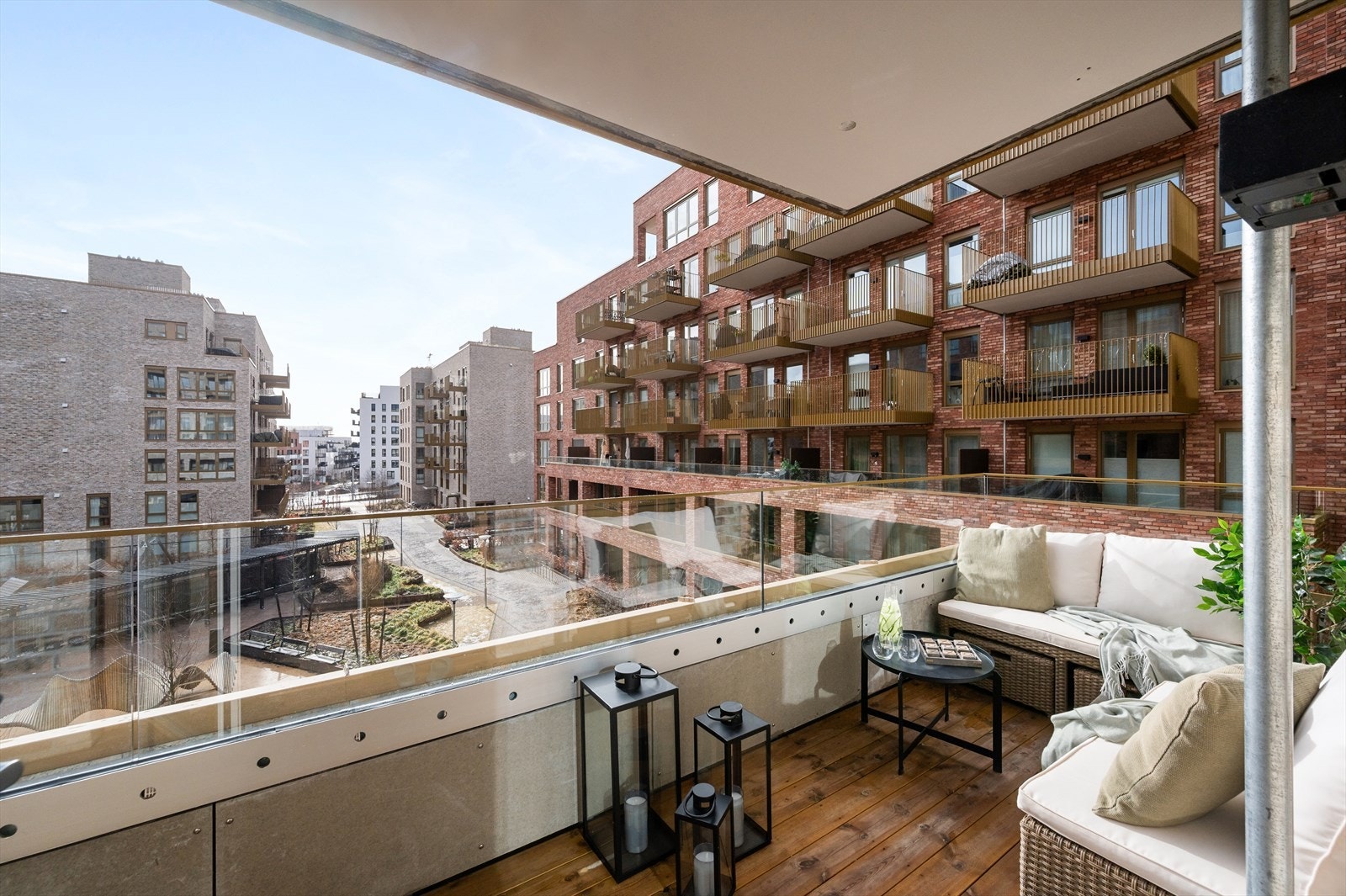 Balkongen fungerer som en naturlig forlengelse av boligen i sommerhalvåret, og vender mot indre gårdsrom. Galleribilde