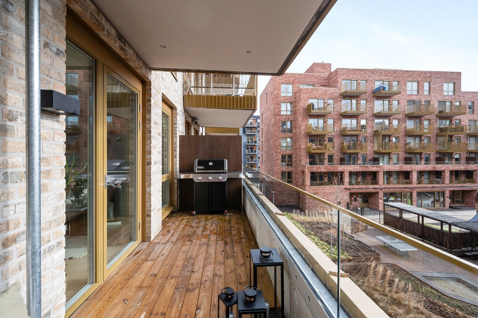 Her er det gode muligeheter for å ha grill og utemøblement. Galleribilde