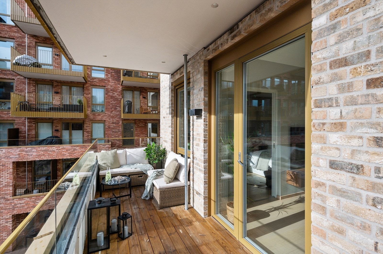 Fra stuen er det direkte utgang til en solrik, sydvestvendt og overbygget balkong på ca. 9,7 kvm. Galleribilde