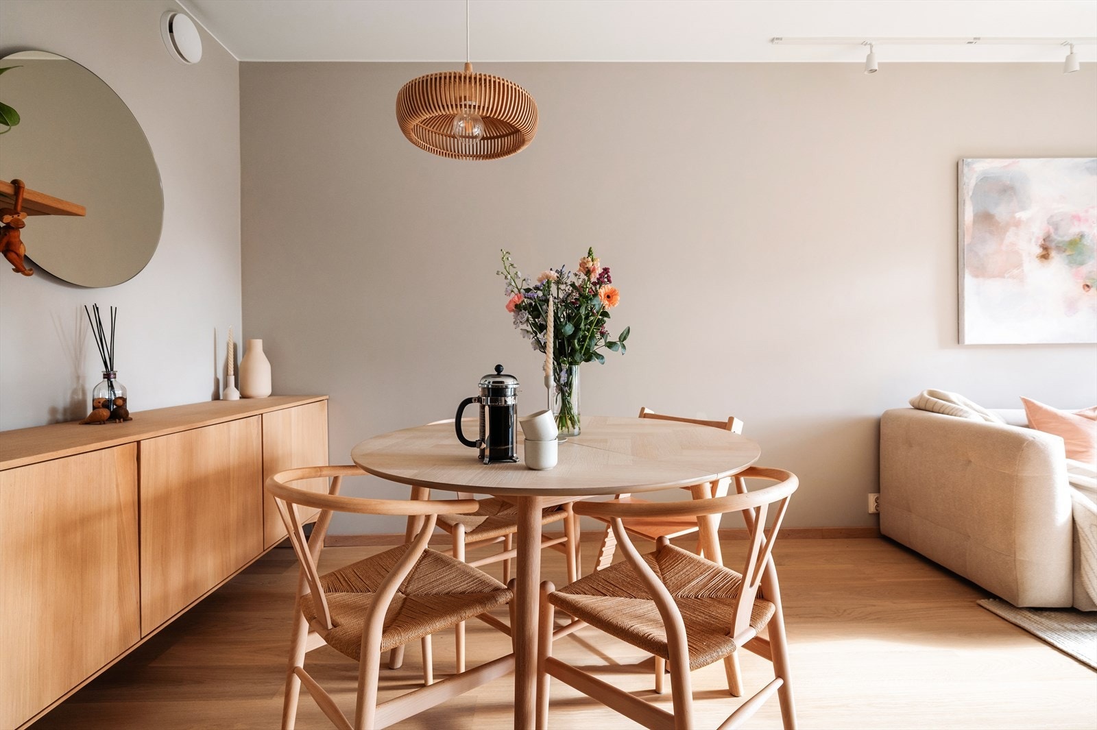 God plass til spisebord for hyggelige middagsselskaper. Galleribilde