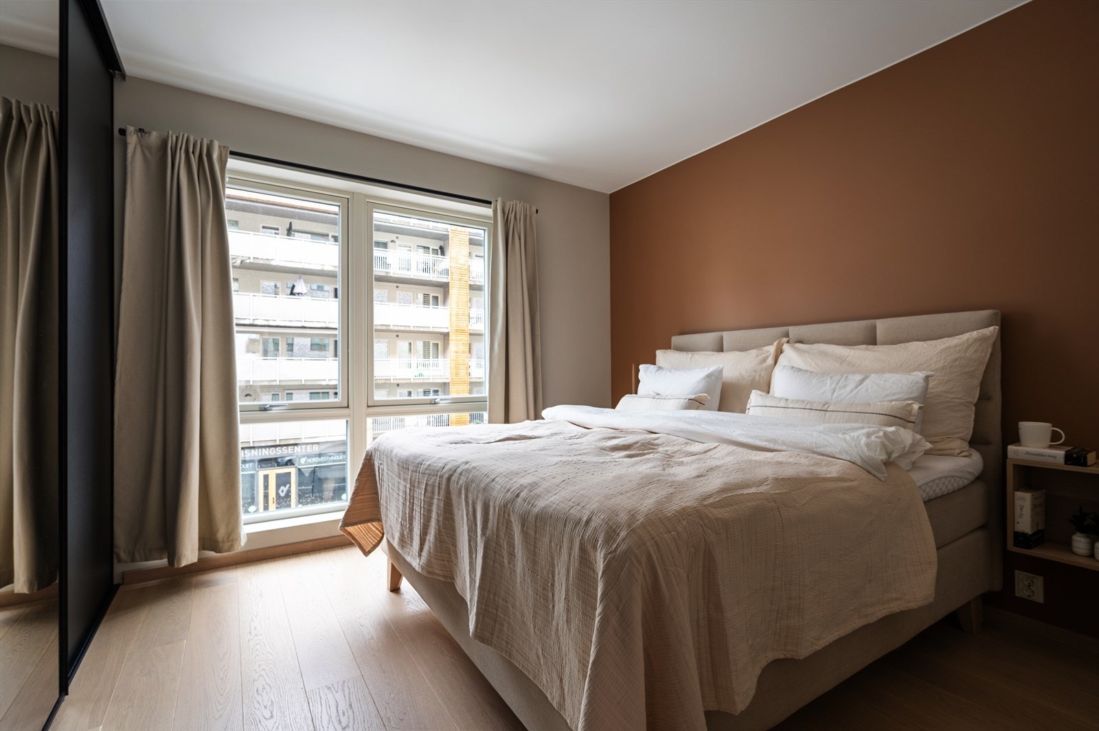 Romslig soverom med god plass til dobbeltseng og nattbord. Galleribilde