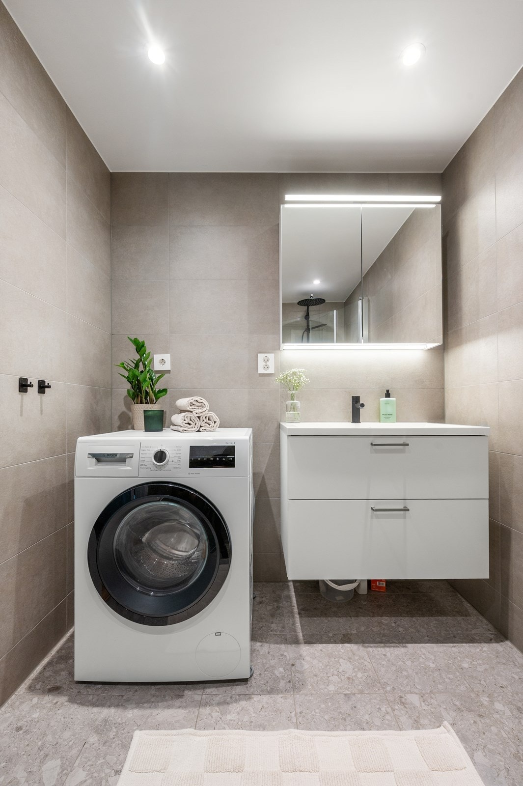 Badet er videre utstyrt med opplegg for vaskemaskin. Galleribilde