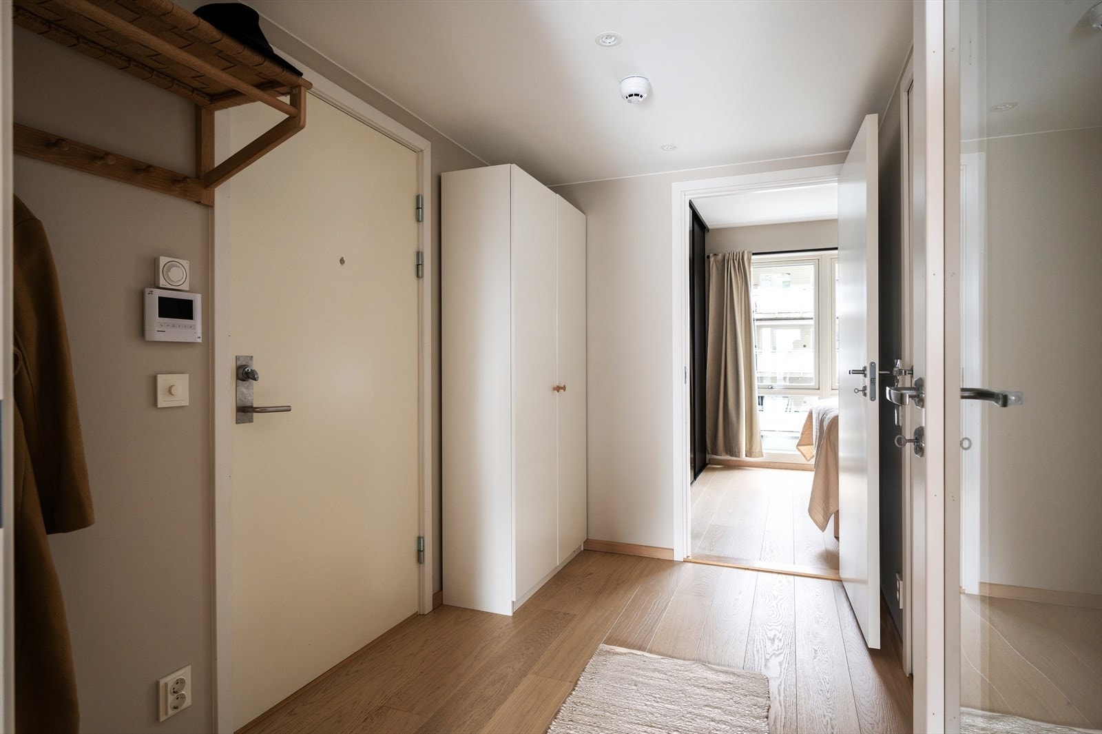 Innbydende entré med god plass til yttertøy og sko. Galleribilde