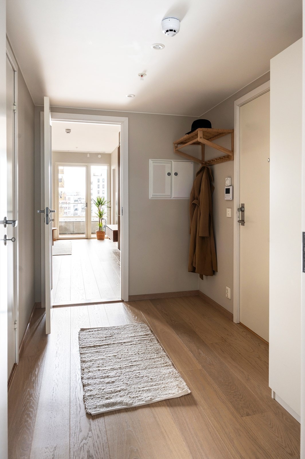 Mellomgang/Entré med inngang til soverom og bad. Galleribilde