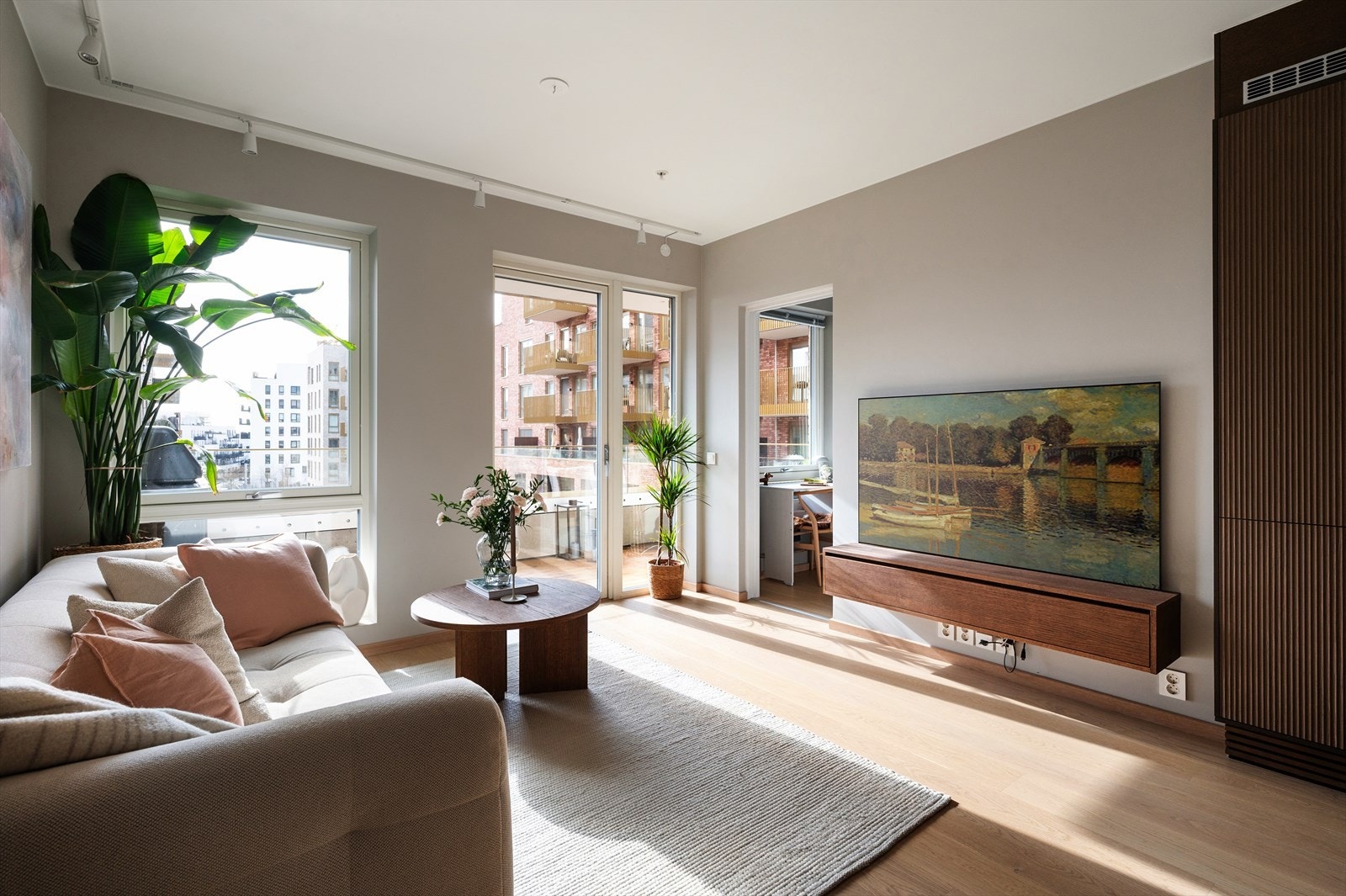 Leiligheten har flott parkett på gulv og overflater malt i en lun beigetone. Galleribilde