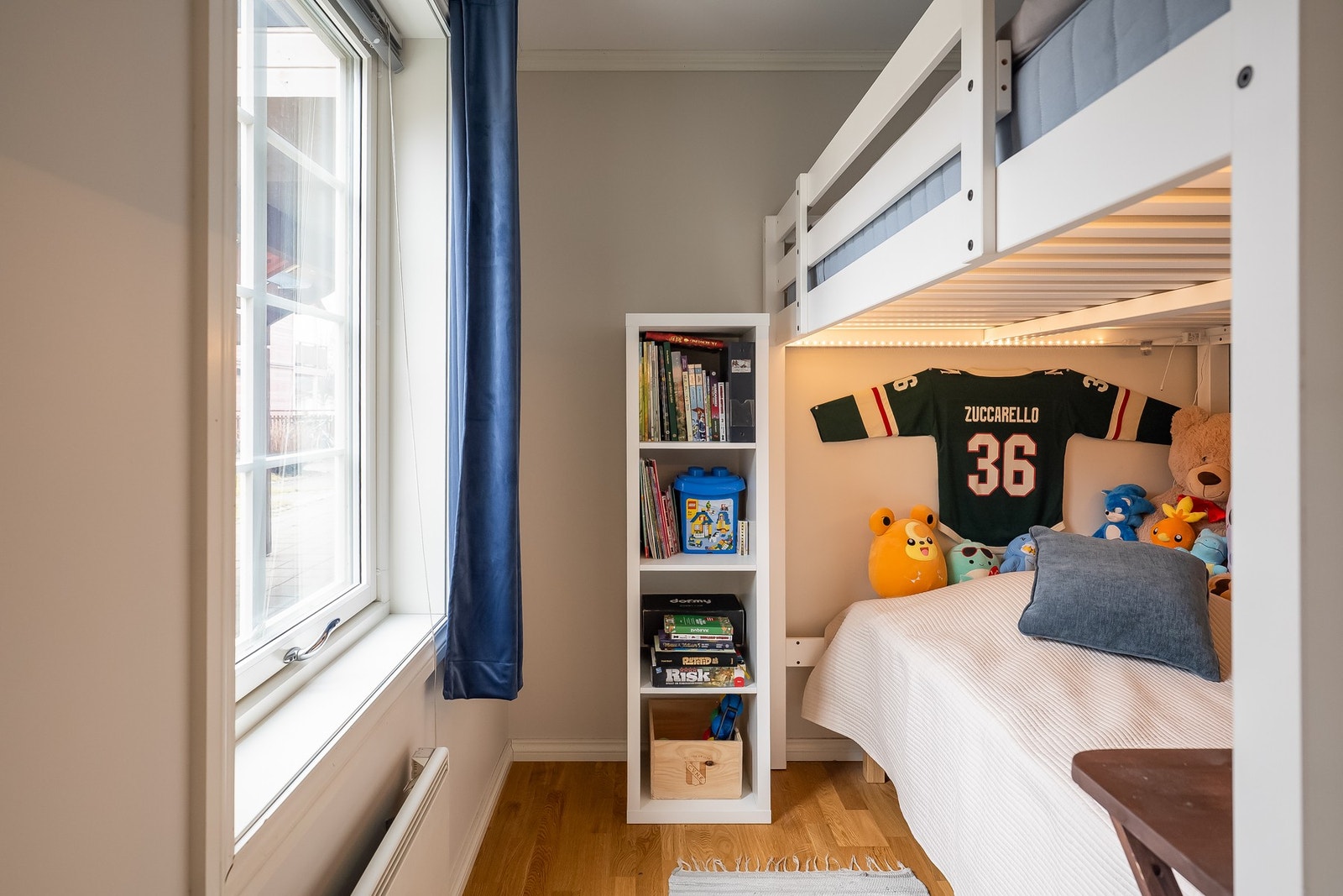 Det andre soverommet er delt av med en lettvegg for å gi innvendig bodplass, men kan rives ned hvis man heller ønsker større soverom. Galleribilde