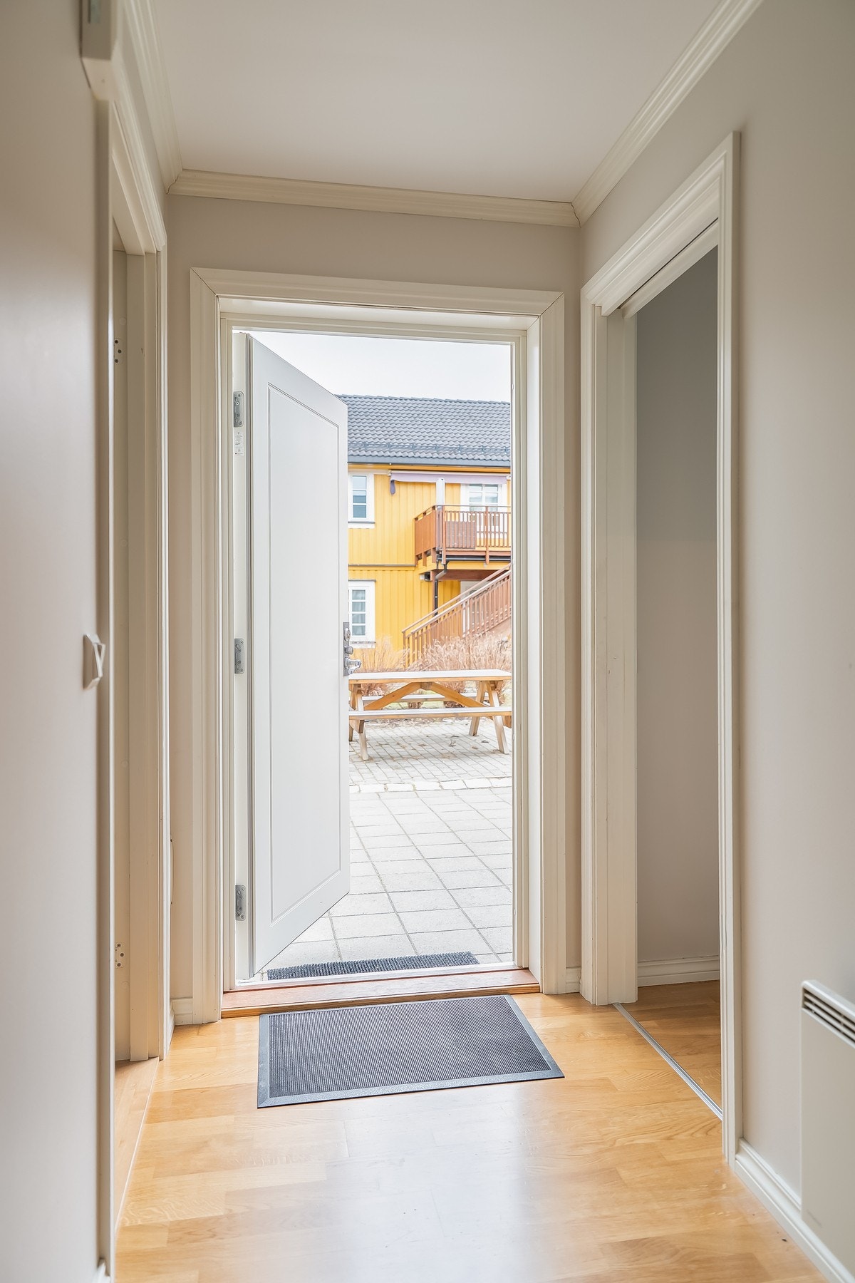 Lys og åpen entre med plass til sko og ytterklær. Galleribilde