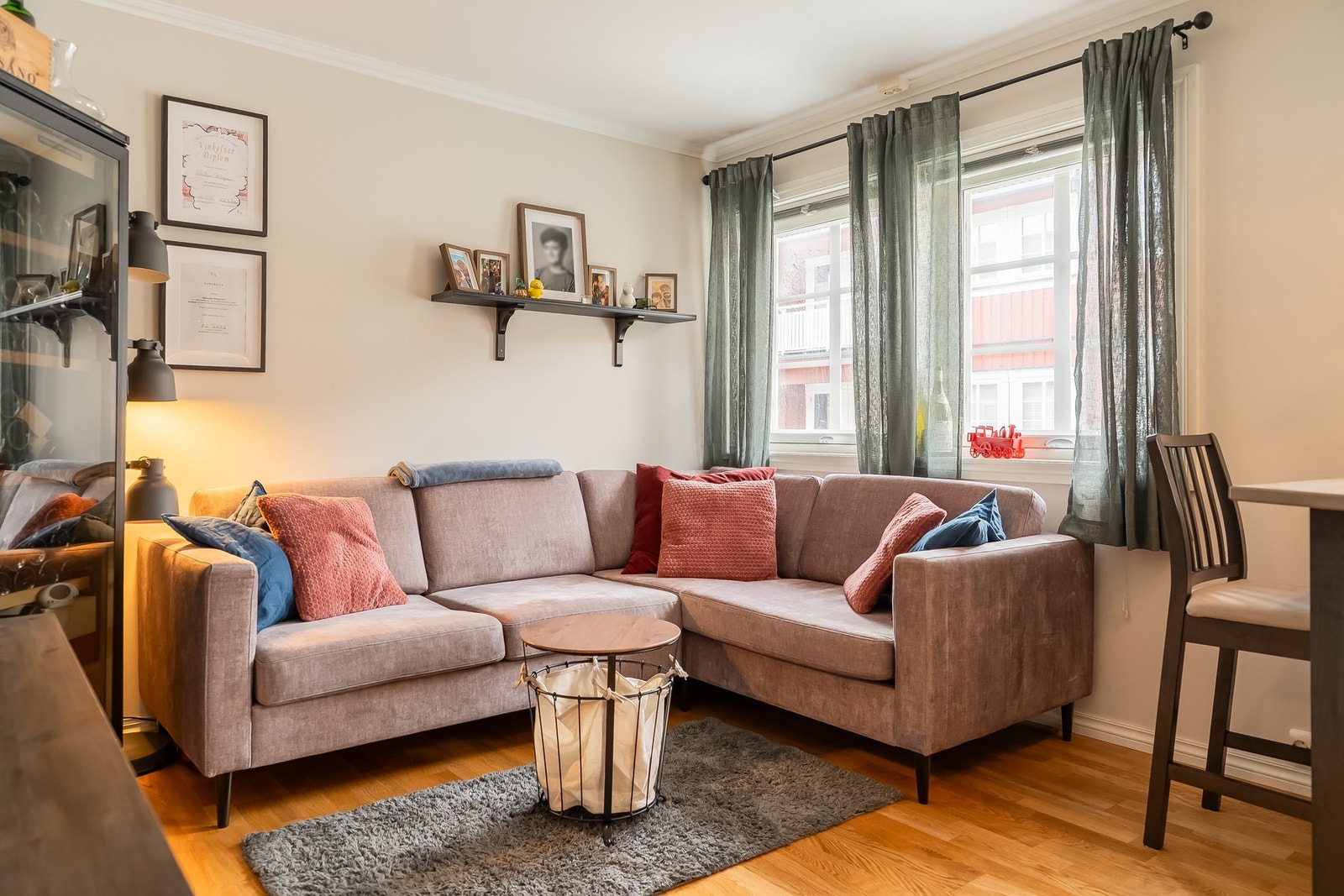 Leiligheten er fra 2009 og har jevnt over en tiltalende standard med arealeffektiv planløsning. Galleribilde