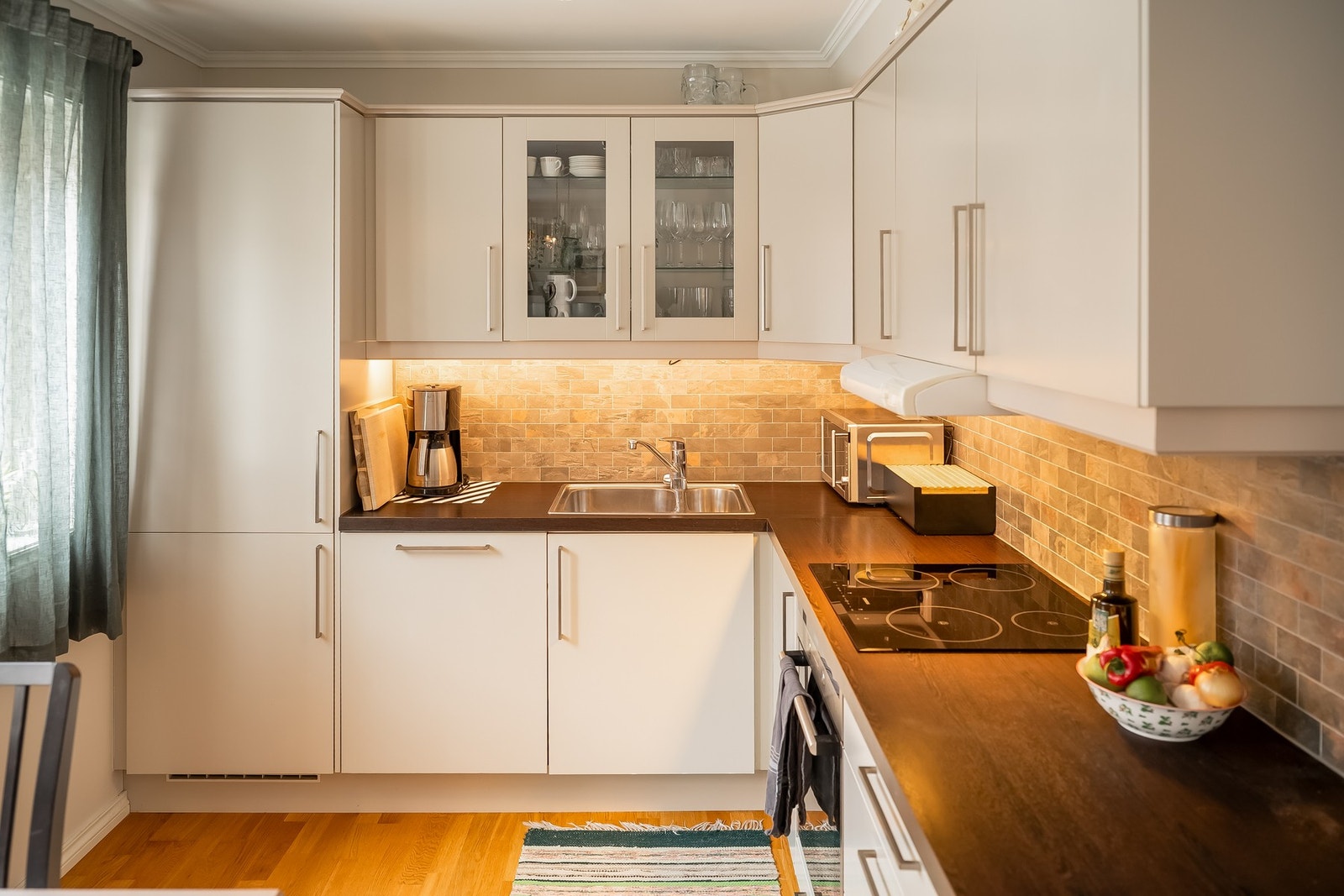 Romslig og tidløst kjøkken med integrerte hvitevarer. Galleribilde