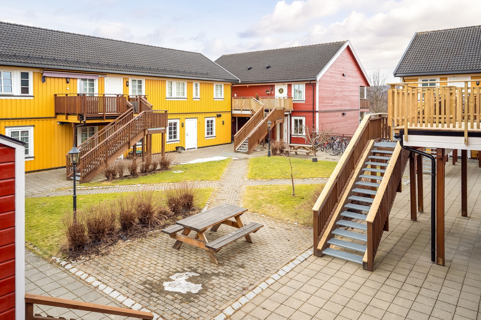 Fellesarealet til kvartalet består av benker og grøntområde. Galleribilde