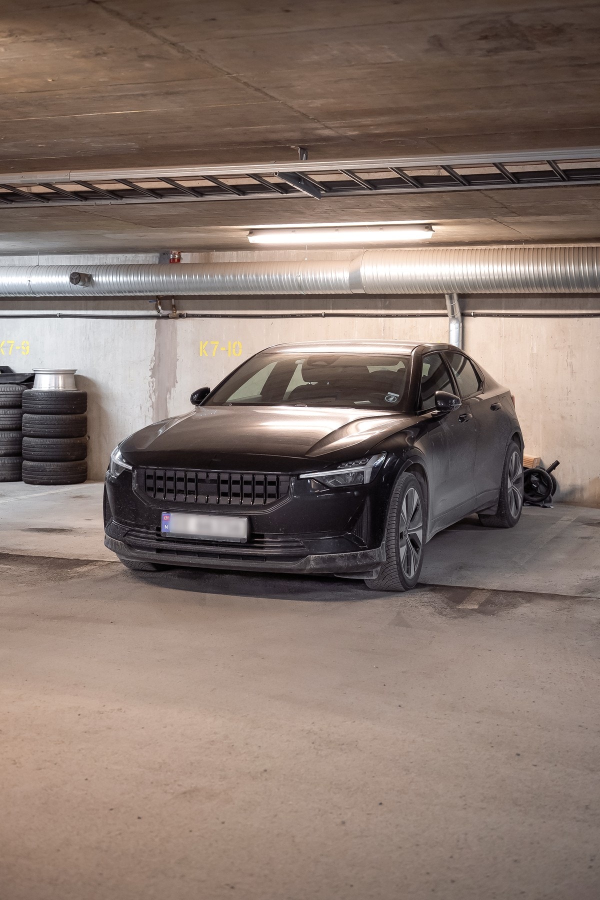 Her har leiligheten egen p-plass. I tillegg har man en bod i kjeller. Galleribilde